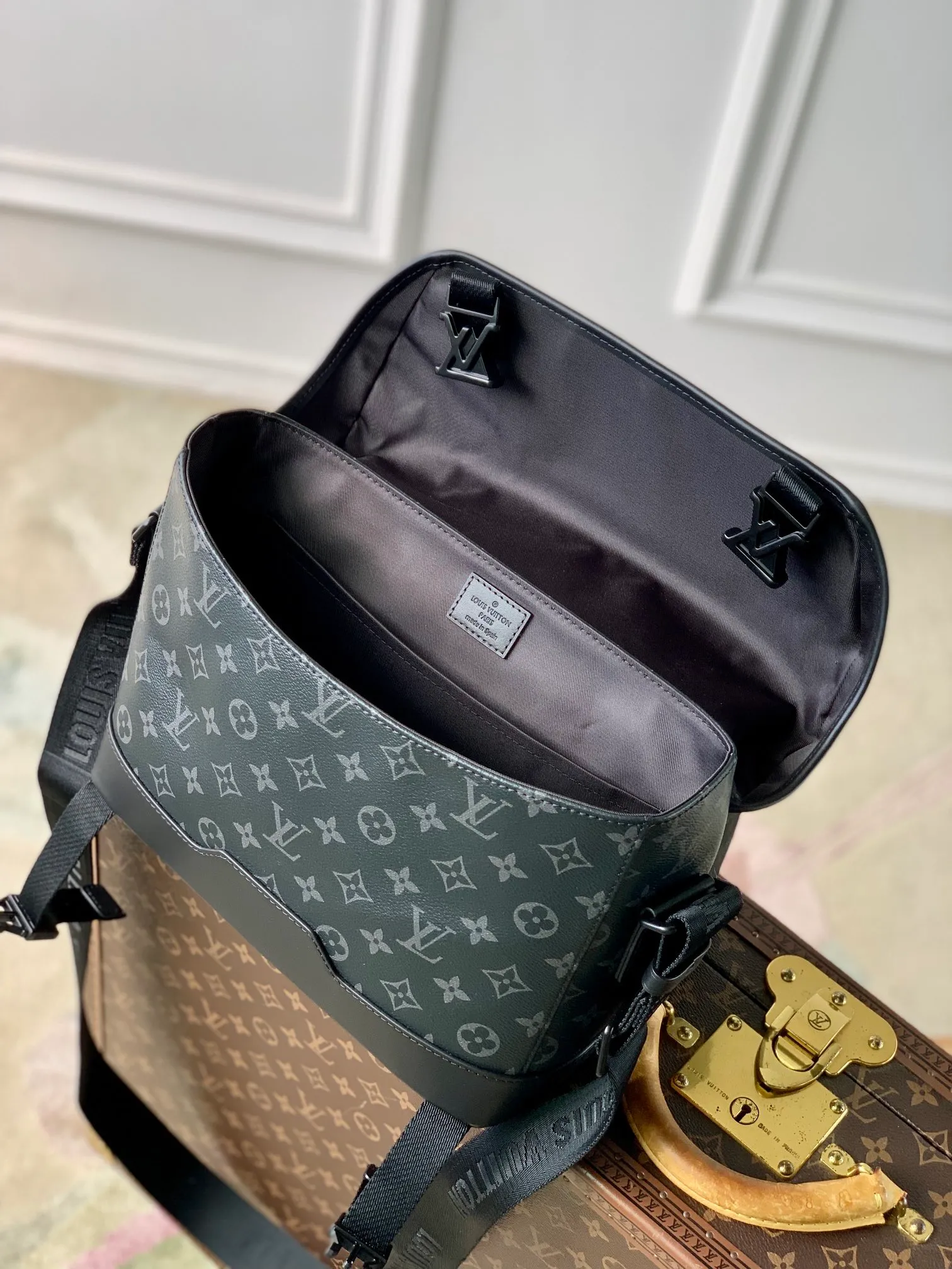 P¥820👉nfc163C01 dynamic chip version👈 [Top inspection-free all-steel hardware] M12517 black flower Voyager small messenger bag is made of Monogram Eclipse canvas to create a comfortable and portable configuration, which can easily accommodate tablets, chargers and other daily needs. The quick-release buckle features the LV monogram, and the adjustable shoulder strap allows for shoulder or cross-body wear. 22.5 x 11 x 33 cm (height x width x length)