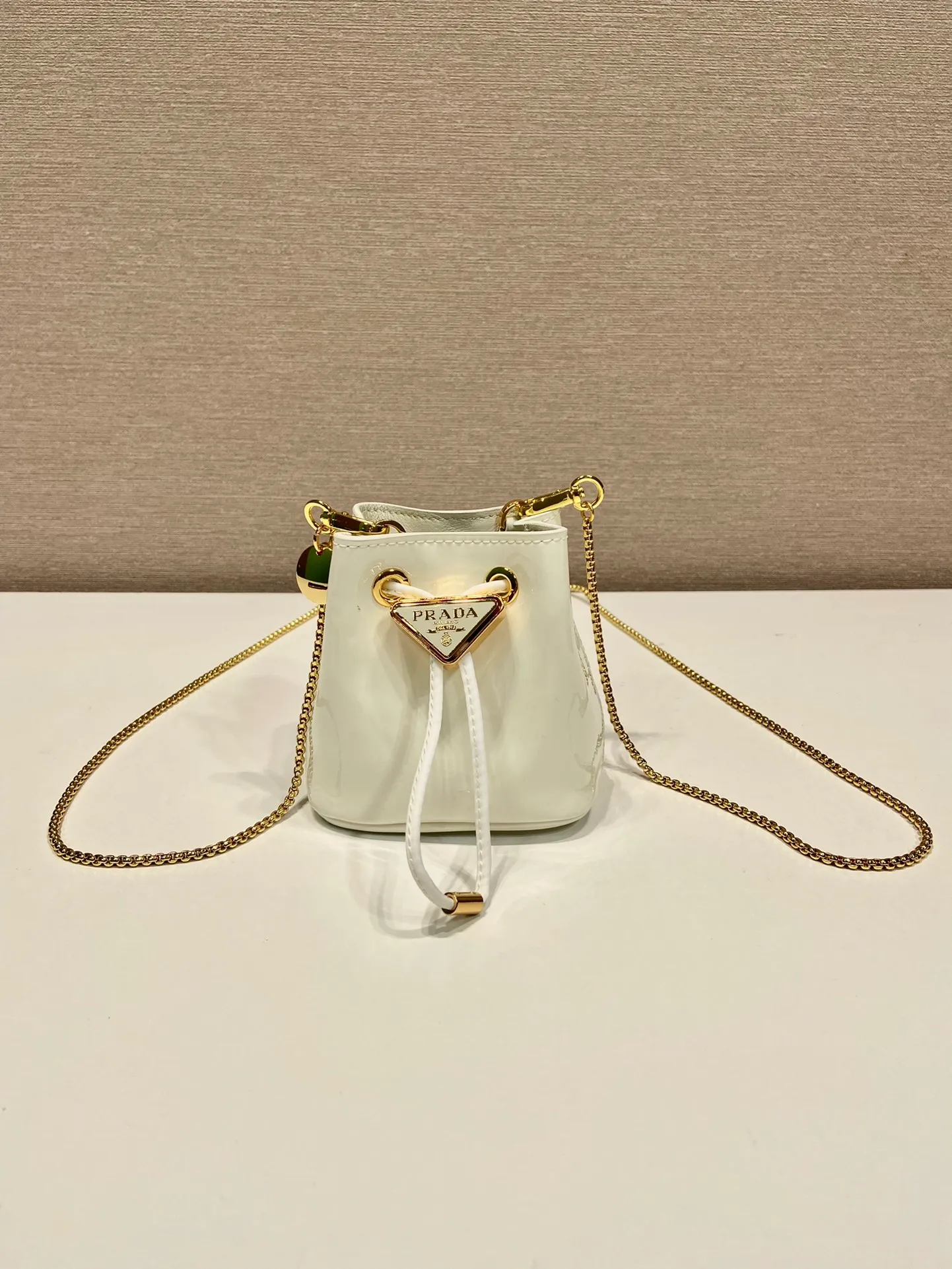💰960🎉Patent leather bucket🎉1NR016 calfskin new color🎉🎉 This patent leather bucket is made of imported glossy cowhide and enamel-coated metal triangle logo decorated opening and closing design. Metal iron can be spanned diagonally. So cute😍, the effect is very eye-catching, so cute and cool, don’t you feel moved😙😙, beauties. Get it now. So beautiful and cute😋😋 Length 10x height 12x base 7cm🎉🎉🎉👏👏👏