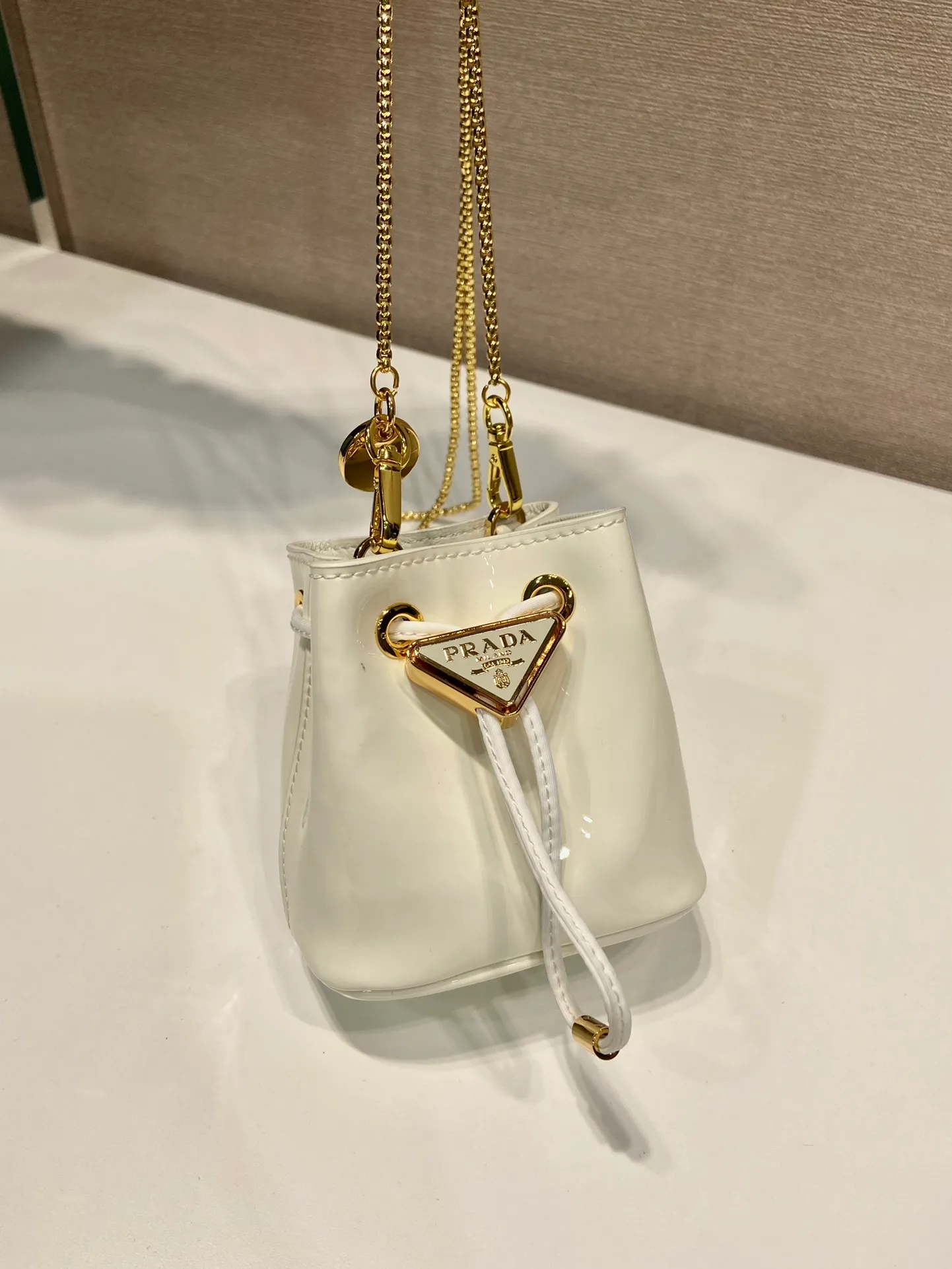 💰960🎉Patent leather bucket🎉1NR016 calfskin new color🎉🎉 This patent leather bucket is made of imported glossy cowhide and enamel-coated metal triangle logo decorated opening and closing design. Metal iron can be spanned diagonally. So cute😍, the effect is very eye-catching, so cute and cool, don’t you feel moved😙😙, beauties. Get it now. So beautiful and cute😋😋 Length 10x height 12x base 7cm🎉🎉🎉👏👏👏