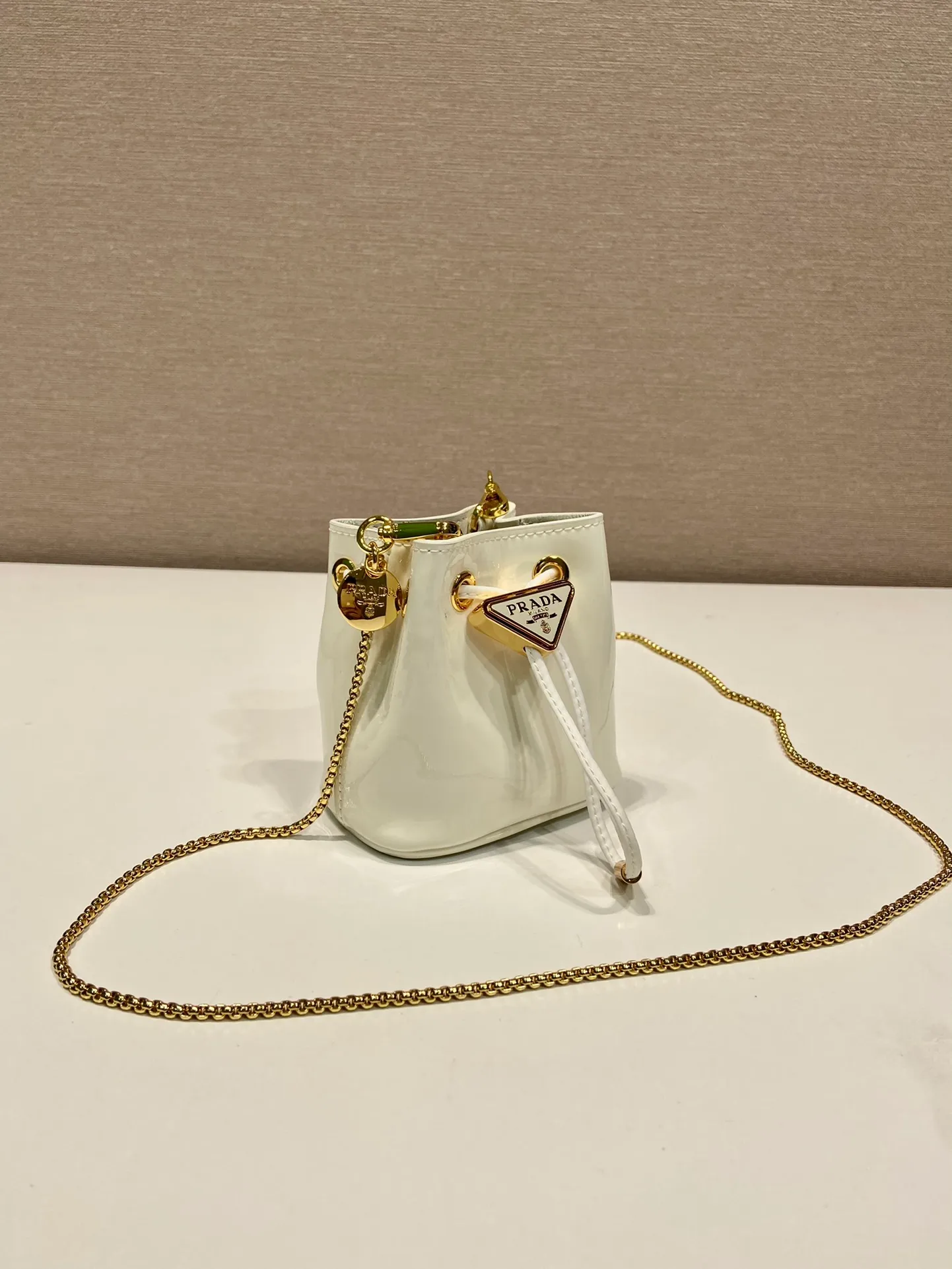 💰960🎉Patent leather bucket🎉1NR016 calfskin new color🎉🎉 This patent leather bucket is made of imported glossy cowhide and enamel-coated metal triangle logo decorated opening and closing design. Metal iron can be spanned diagonally. So cute😍, the effect is very eye-catching, so cute and cool, don’t you feel moved😙😙, beauties. Get it now. So beautiful and cute😋😋 Length 10x height 12x base 7cm🎉🎉🎉👏👏👏