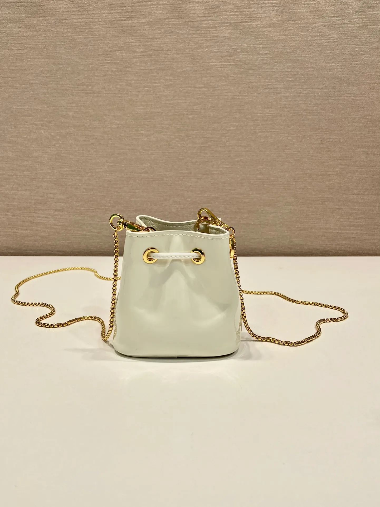 💰960🎉Patent leather bucket🎉1NR016 calfskin new color🎉🎉 This patent leather bucket is made of imported glossy cowhide and enamel-coated metal triangle logo decorated opening and closing design. Metal iron can be spanned diagonally. So cute😍, the effect is very eye-catching, so cute and cool, don’t you feel moved😙😙, beauties. Get it now. So beautiful and cute😋😋 Length 10x height 12x base 7cm🎉🎉🎉👏👏👏