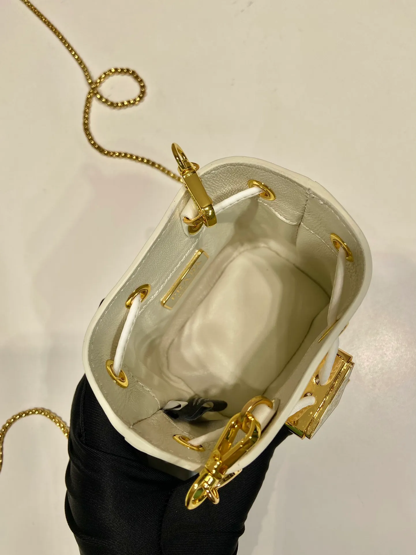 💰960🎉Patent leather bucket🎉1NR016 calfskin new color🎉🎉 This patent leather bucket is made of imported glossy cowhide and enamel-coated metal triangle logo decorated opening and closing design. Metal iron can be spanned diagonally. So cute😍, the effect is very eye-catching, so cute and cool, don’t you feel moved😙😙, beauties. Get it now. So beautiful and cute😋😋 Length 10x height 12x base 7cm🎉🎉🎉👏👏👏