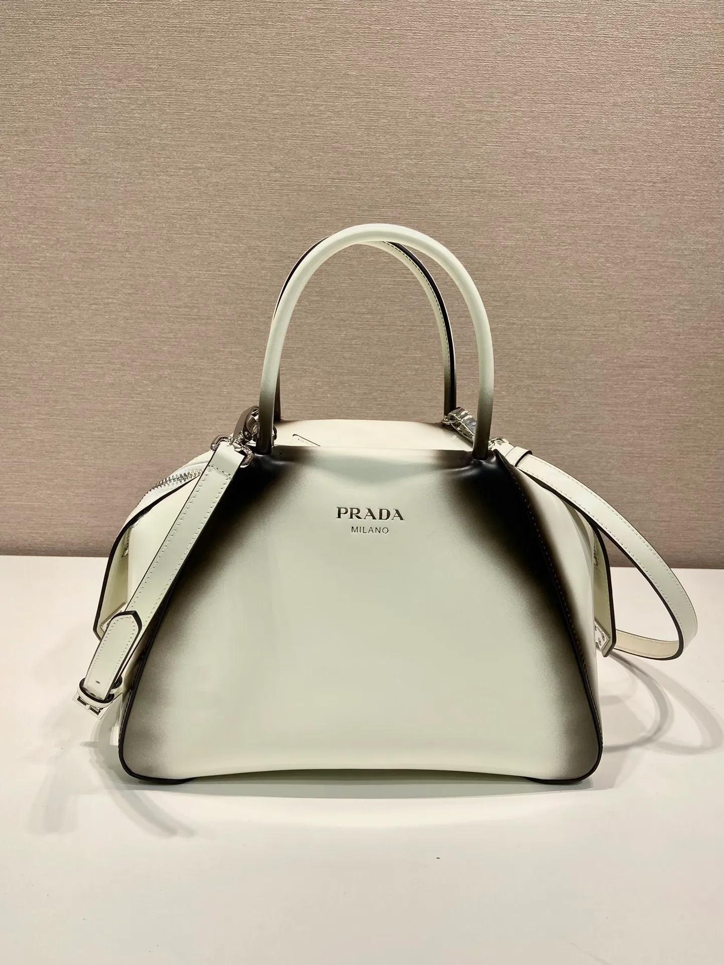 💰1800👏Gradient bowling ball👏1BA366 new gradient color🎉 This handbag with exquisite lines will be unveiled at the 2022 autumn and winter fashion show. Equipped with a detachable and adjustable long shoulder strap that can be carried by hand/cross-body. The elegant silhouette features a hand-painted finish that accentuates geometric lines and three-dimensional effects. Casual and stylish. Large capacity space. Everything you need for daily use can be accommodated! Babies. Hurry up and get it🎉🎉, length 25.5x height 18x ​​base 13.5cm🎉🎉🎉👏👏👏 👏