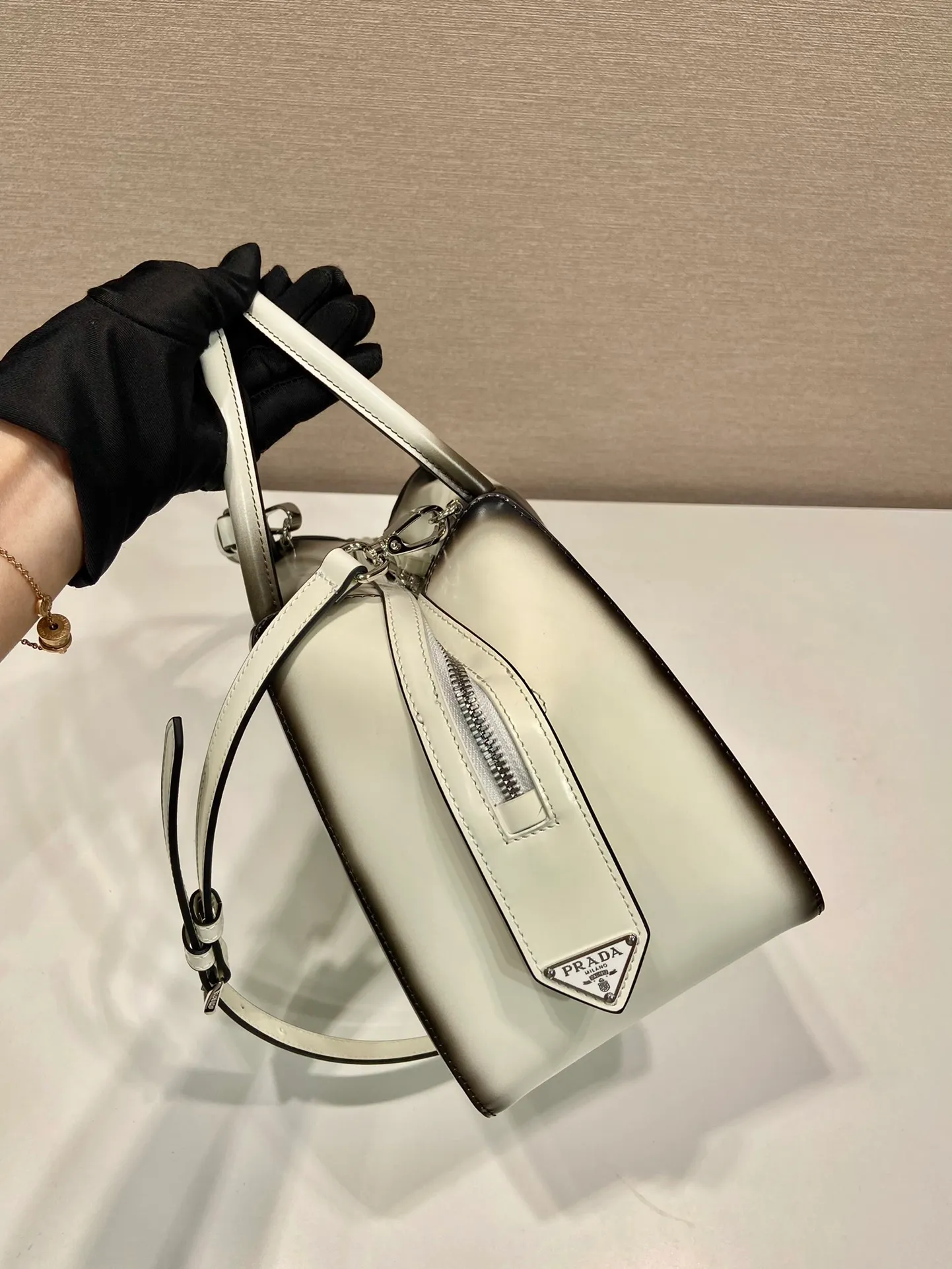 💰1800👏Gradient bowling ball👏1BA366 new gradient color🎉 This handbag with exquisite lines will be unveiled at the 2022 autumn and winter fashion show. Equipped with a detachable and adjustable long shoulder strap that can be carried by hand/cross-body. The elegant silhouette features a hand-painted finish that accentuates geometric lines and three-dimensional effects. Casual and stylish. Large capacity space. Everything you need for daily use can be accommodated! Babies. Hurry up and get it🎉🎉, length 25.5x height 18x ​​base 13.5cm🎉🎉🎉👏👏👏 👏