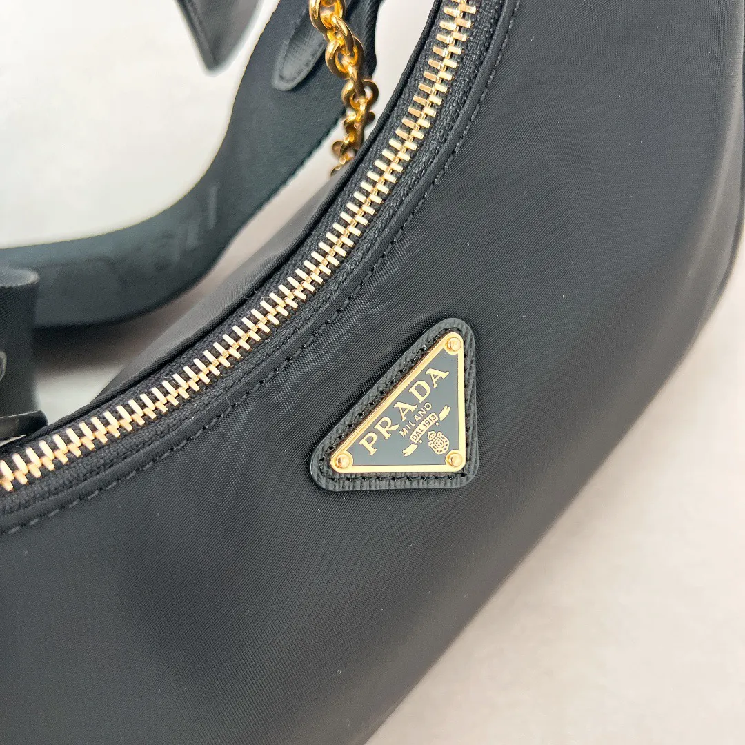 💰1000 [The latest black gold chain⛓️] Prad 2005 nylon three-in-one 1BH204, made of Re-Nylon regenerated nylon material, the design is inspired by the iconic mini Hobo handbag, the Saffiano leather trim design is unique, and the shoulder strap is equipped with a detachable pouch to create a variety of looks. Detachable chain handle, detachable and adjustable logo-printed woven nylon shoulder strap, detachable nylon zippered pouch with ReEdition keychain, metal accessories, enameled metal triangle logo on the front, zipper closure, upgraded details, matching counter, market exclusive! Size: 22X18X6cm