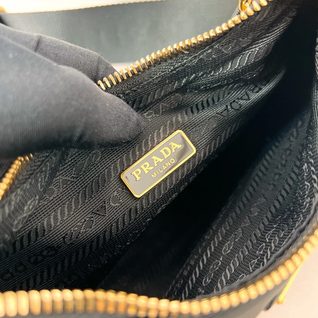 💰1000 [The latest black gold chain⛓️] Prad 2005 nylon three-in-one 1BH204, made of Re-Nylon regenerated nylon material, the design is inspired by the iconic mini Hobo handbag, the Saffiano leather trim design is unique, and the shoulder strap is equipped with a detachable pouch to create a variety of looks. Detachable chain handle, detachable and adjustable logo-printed woven nylon shoulder strap, detachable nylon zippered pouch with ReEdition keychain, metal accessories, enameled metal triangle logo on the front, zipper closure, upgraded details, matching counter, market exclusive! Size: 22X18X6cm
