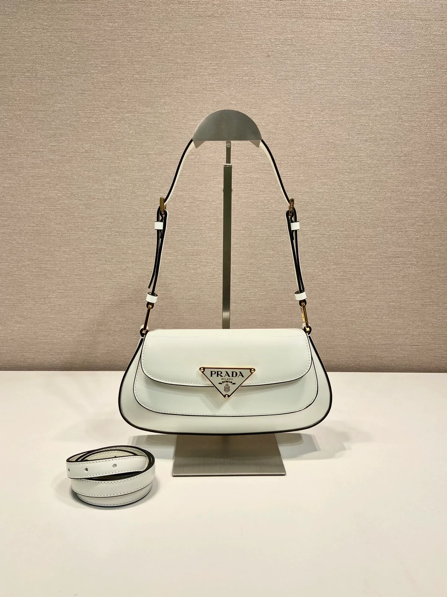 💰1520🎉New armpit bag🎉1BD345🎉🎉 The smooth arc design gives this shoulder bag a sophisticated and modern charm. Versatile style, equipped with 2 long and short shoulder straps/adjustable, suitable for use as a handbag or shoulder bag/crossbody. Modern glossy leather completes the look. Presented in a clamshell silhouette, it combines sophistication with functionality. Another hit that will never go out of style, babies. Hurry up and get it🎉🎉 Length 24x height 11x bottom 4cm🎉🎉🎉👏👏👏