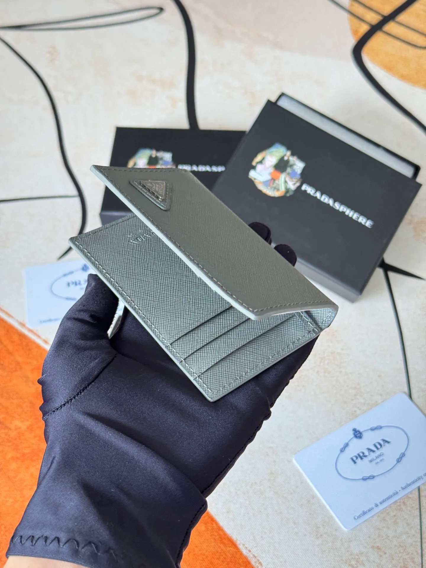 💰120💰prada cross pattern unisex card holder, can be placed in pockets, bags, and can be held in hand, made of cross pattern imported calfskin, pocket card holder, can hold change, 6 card slots, simple and elegant fashion trend. Model 2MC101, color as shown in the picture, size 11×7cm,