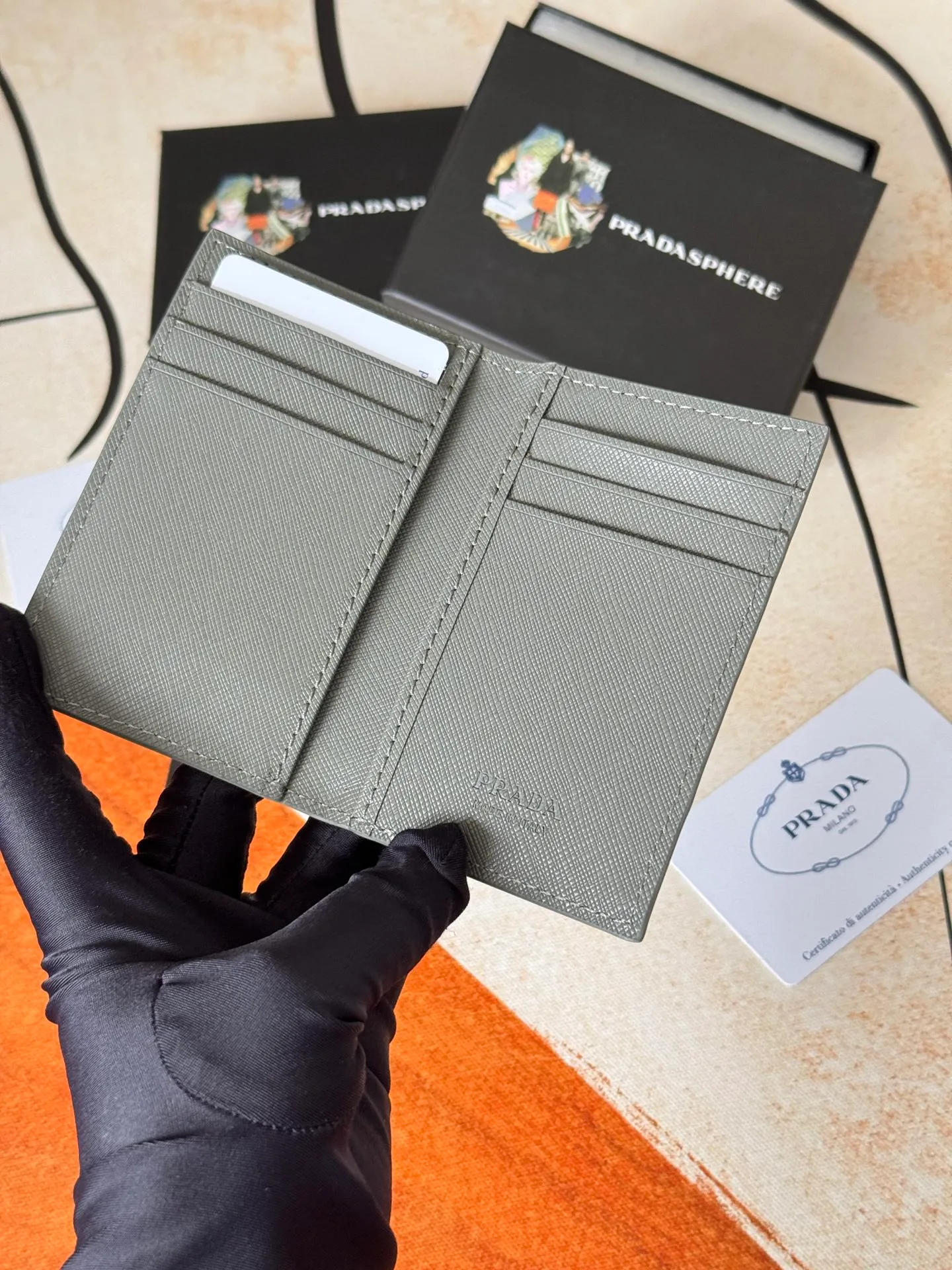 💰120💰prada cross pattern unisex card holder, can be placed in pockets, bags, and can be held in hand, made of cross pattern imported calfskin, pocket card holder, can hold change, 6 card slots, simple and elegant fashion trend. Model 2MC101, color as shown in the picture, size 11×7cm,