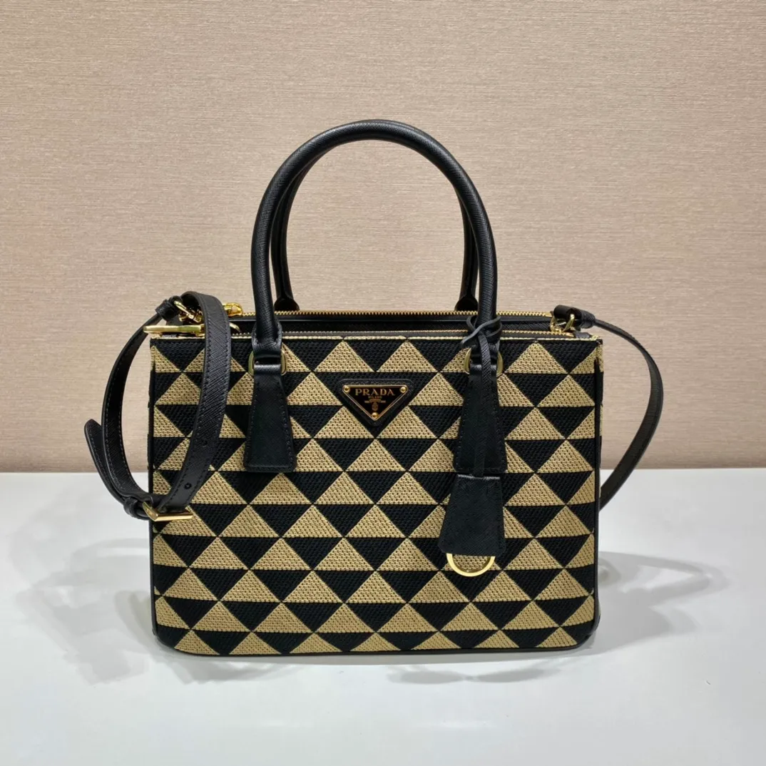 💰1600👏Embroidered fabric bag👏1BA863👏👏Killer bag👌 This embroidered fabric killer bag is made of imported Saffiano leather and unique embroidered fabric👍 The original element is modified with a fabric design, which makes it look particularly fashionable and trendy👏👏Hand-held/equipped with a detachable long shoulder strap, simple and elegant💕so beautiful😘Cute and cool😎, suitable for any occasion. Another popular item recognized by internet celebrities/celebrities👏👏Hurry up and get it😘My dears😘 Length 28x height 20x bottom 12cm👏👏👏