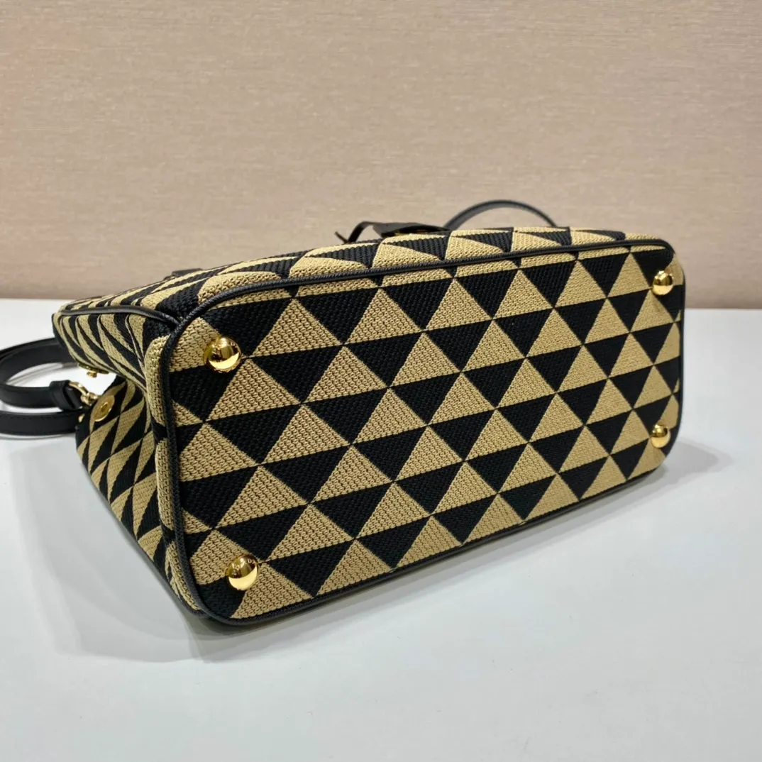 💰1600👏Embroidered fabric bag👏1BA863👏👏Killer bag👌 This embroidered fabric killer bag is made of imported Saffiano leather and unique embroidered fabric👍 The original element is modified with a fabric design, which makes it look particularly fashionable and trendy👏👏Hand-held/equipped with a detachable long shoulder strap, simple and elegant💕so beautiful😘Cute and cool😎, suitable for any occasion. Another popular item recognized by internet celebrities/celebrities👏👏Hurry up and get it😘My dears😘 Length 28x height 20x bottom 12cm👏👏👏