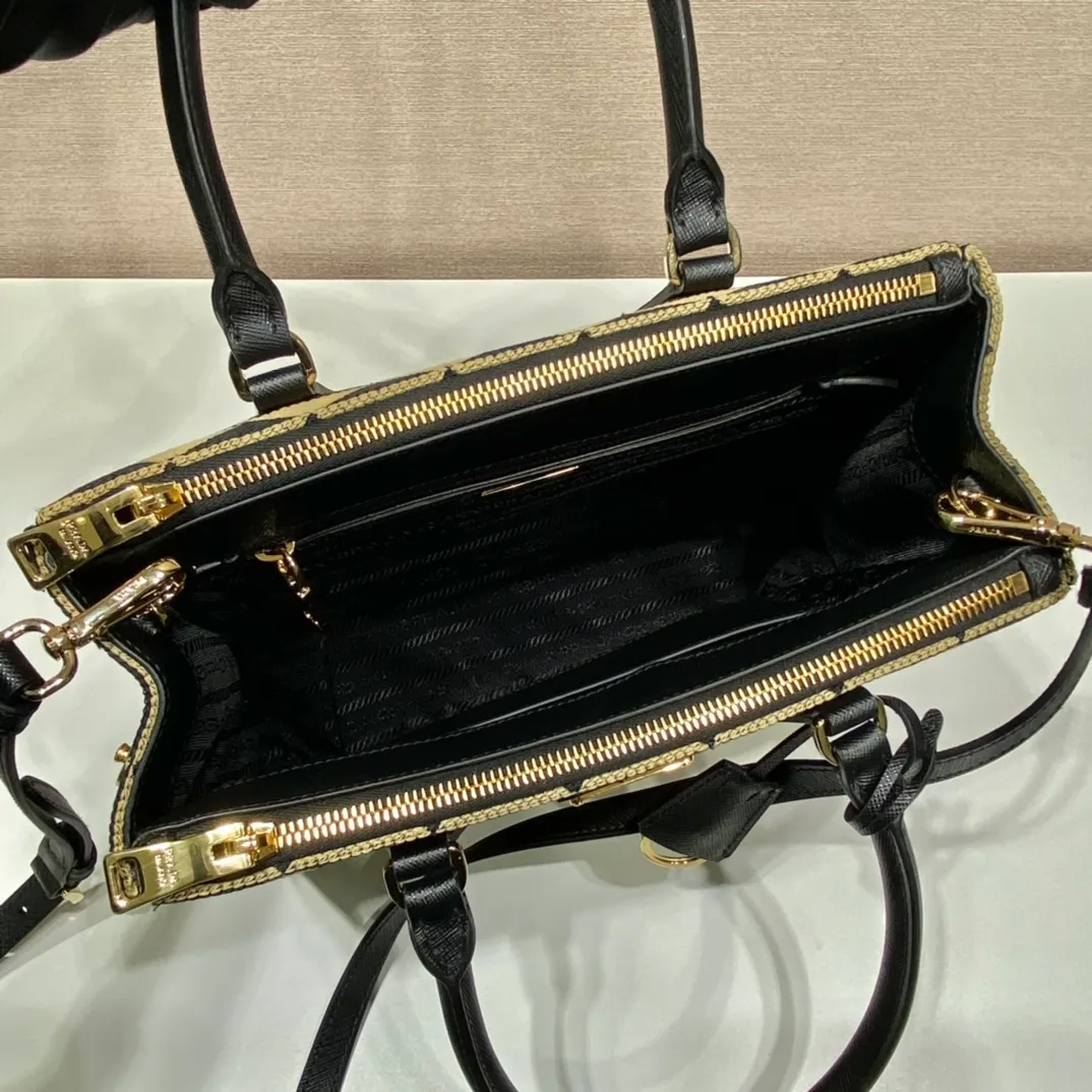 💰1600👏Embroidered fabric bag👏1BA863👏👏Killer bag👌 This embroidered fabric killer bag is made of imported Saffiano leather and unique embroidered fabric👍 The original element is modified with a fabric design, which makes it look particularly fashionable and trendy👏👏Hand-held/equipped with a detachable long shoulder strap, simple and elegant💕so beautiful😘Cute and cool😎, suitable for any occasion. Another popular item recognized by internet celebrities/celebrities👏👏Hurry up and get it😘My dears😘 Length 28x height 20x bottom 12cm👏👏👏