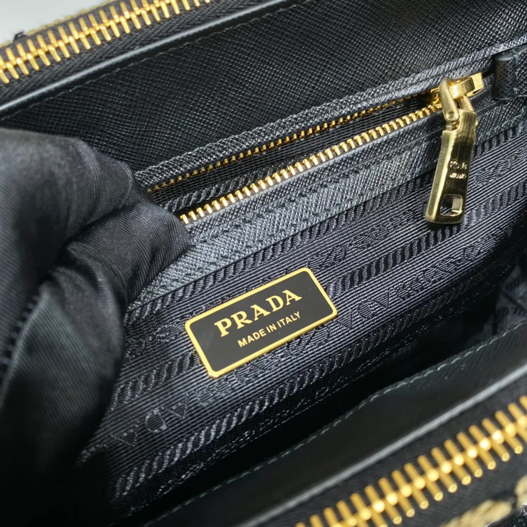 💰1600👏Embroidered fabric bag👏1BA863👏👏Killer bag👌 This embroidered fabric killer bag is made of imported Saffiano leather and unique embroidered fabric👍 The original element is modified with a fabric design, which makes it look particularly fashionable and trendy👏👏Hand-held/equipped with a detachable long shoulder strap, simple and elegant💕so beautiful😘Cute and cool😎, suitable for any occasion. Another popular item recognized by internet celebrities/celebrities👏👏Hurry up and get it😘My dears😘 Length 28x height 20x bottom 12cm👏👏👏