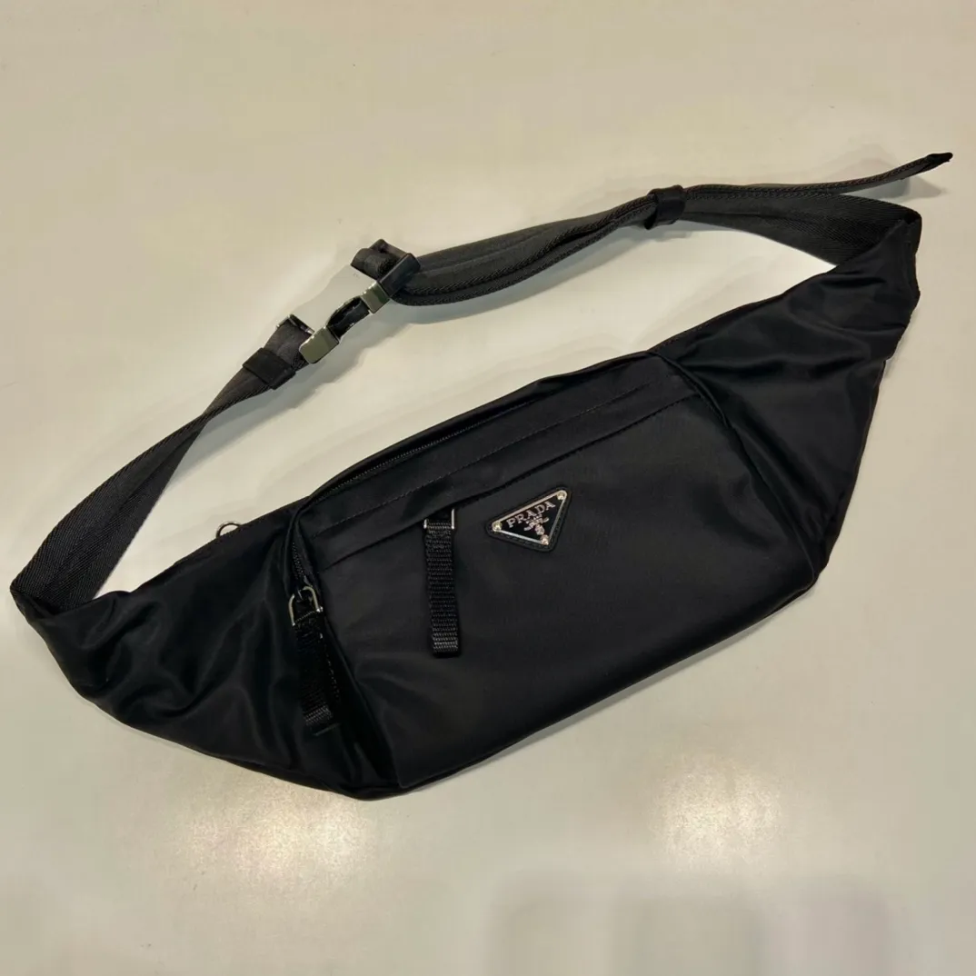 💰860🎉New waist bag🎉2VL978 waist bag/chest bag🎉 This classic waist bag is made of iconic imported nylon, and the waist bag is equipped with practical front pockets and spacious internal compartments, which can be used as a waist bag/chest bag. It is super functional👍👍Unisex model for men and women, hurry up and get it🎉🎉 Length 23x height 15x bottom 3cm