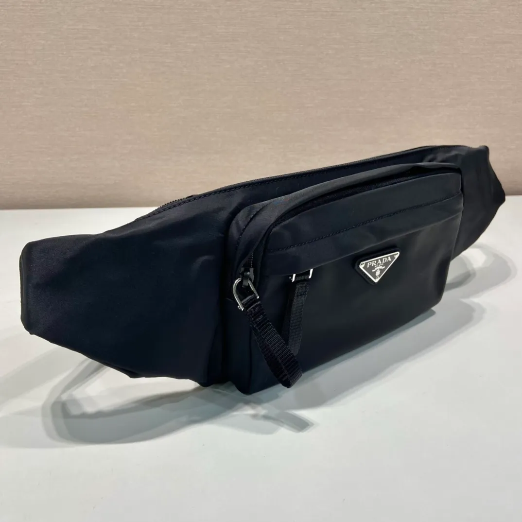💰860🎉New waist bag🎉2VL978 waist bag/chest bag🎉 This classic waist bag is made of iconic imported nylon, and the waist bag is equipped with practical front pockets and spacious internal compartments, which can be used as a waist bag/chest bag. It is super functional👍👍Unisex model for men and women, hurry up and get it🎉🎉 Length 23x height 15x bottom 3cm