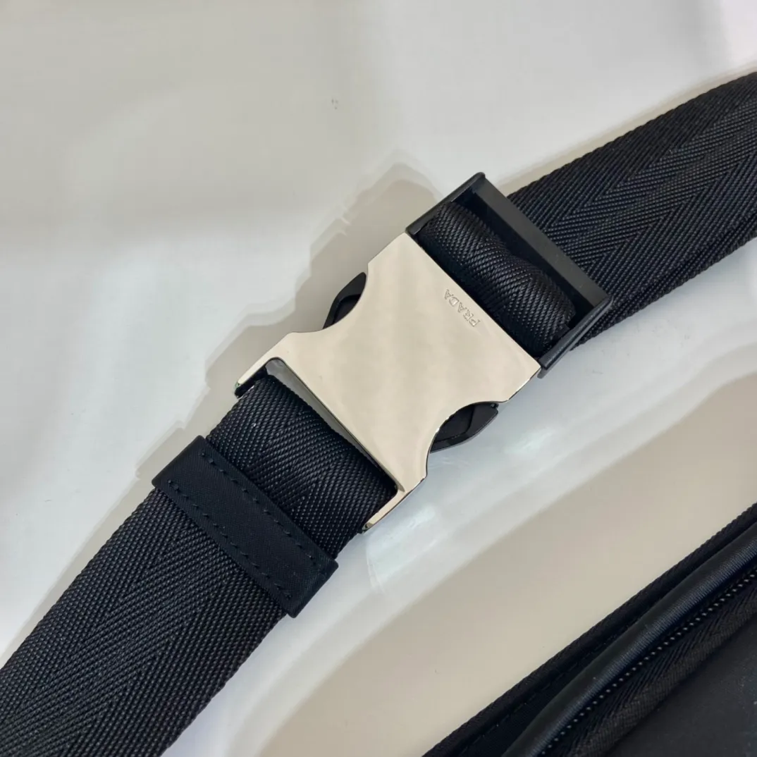 💰860🎉New waist bag🎉2VL978 waist bag/chest bag🎉 This classic waist bag is made of iconic imported nylon, and the waist bag is equipped with practical front pockets and spacious internal compartments, which can be used as a waist bag/chest bag. It is super functional👍👍Unisex model for men and women, hurry up and get it🎉🎉 Length 23x height 15x bottom 3cm