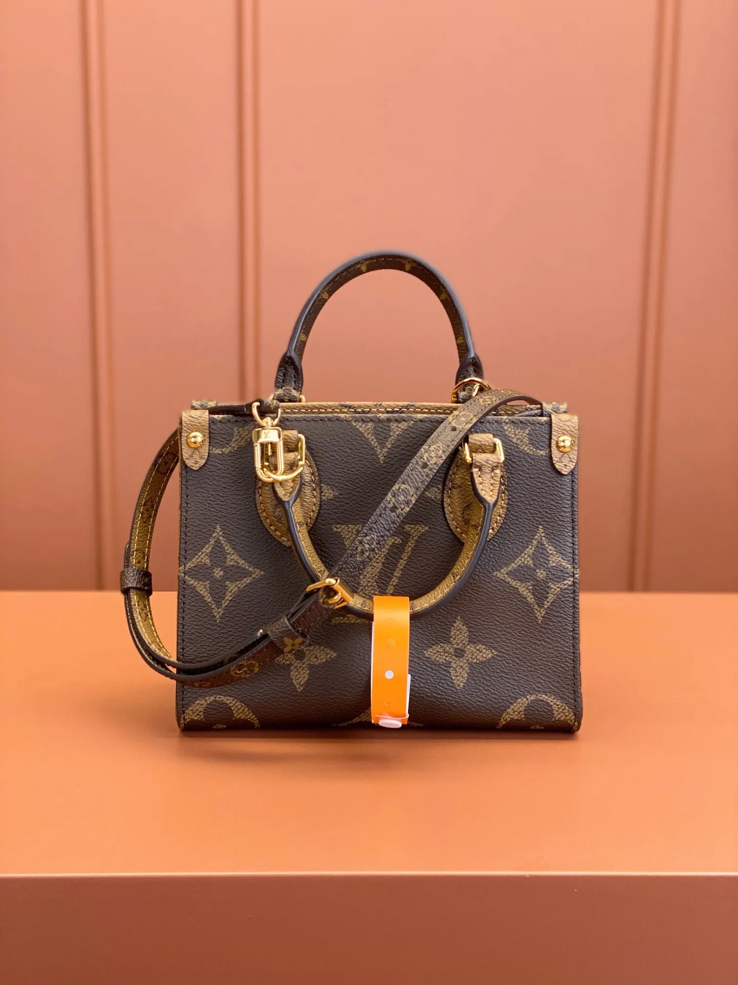 P¥940, ONTHEGO BB handbag [100% MB special grade all-steel 163C01 chip version original leather] Model: M46839 Material: A-grade all-steel hardware, imported original fabric Size: 18x15x8.5cm