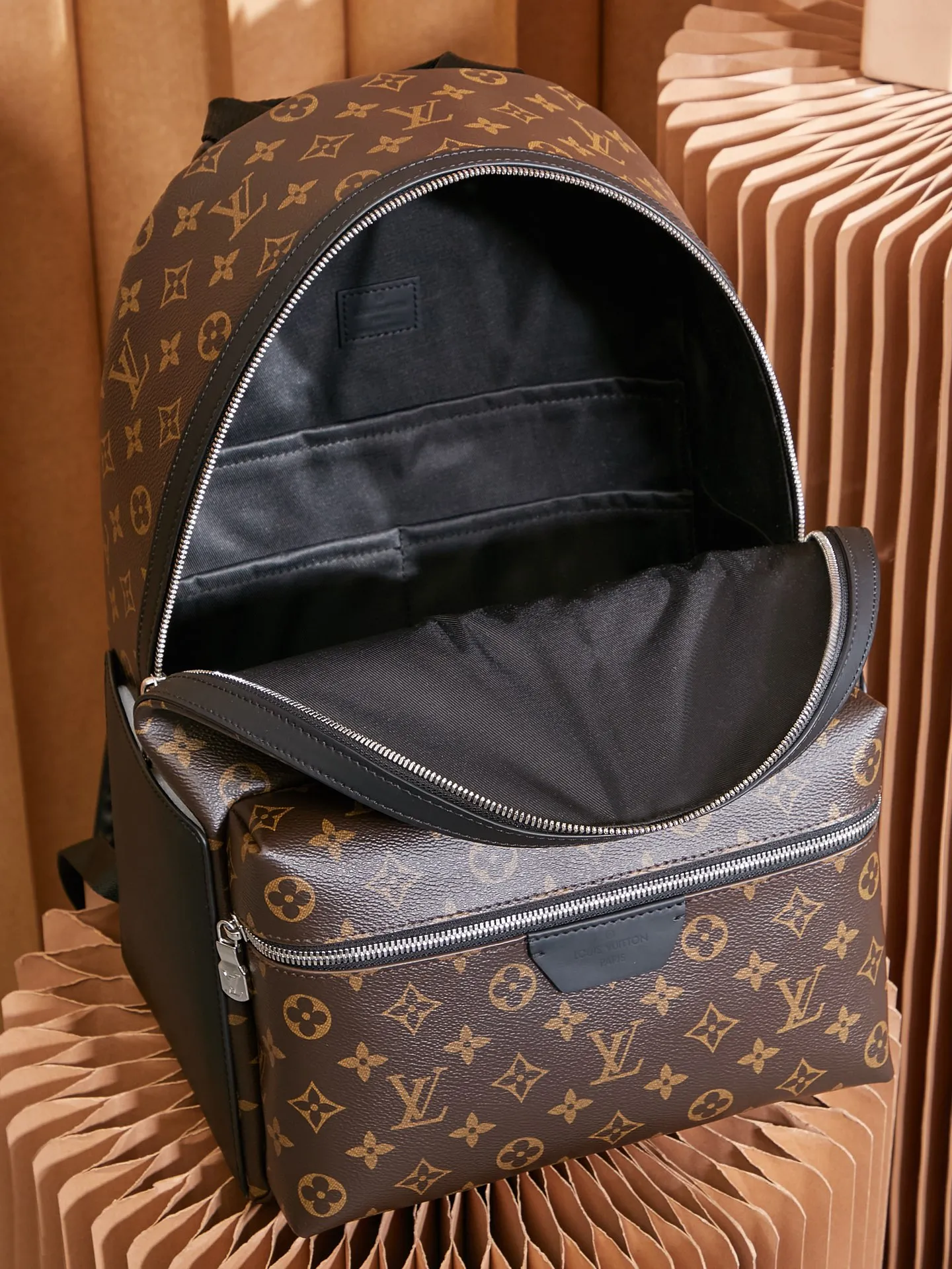 P¥960👉nfc163C01 dynamic chip version👈[Top-level inspection-free all-steel hardware] This Discovery backpack is made of Monogram Macassar canvas, cow leather trim and metal parts, integrating elegance into a modern silhouette. Roomy exterior pockets provide easy access, one of the interior pockets accommodates an iPad, and an adjustable leather shoulder strap and top handle provide versatile carrying options. Monogram Macassar coated canvas, cow leather trim, fabric lining, metal hardware, two zipper closure, adjustable shoulder strap, open side pockets, zippered front pocket, inner patch pocket, single handle! ! Model: M46684; Size: 29x38x20CM