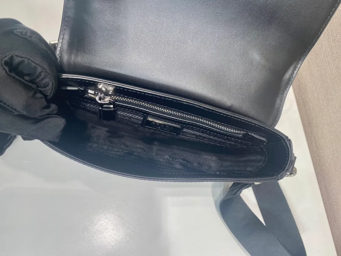💰1700🎉New style🎉2VD059🎉🎉 This shoulder bag is made of Saffiano leather. One-shoulder flip magnetic buckle design, detachable and adjustable nylon shoulder strap, detachable Saffiano leather pouch, simple and elegant, and the upper body effect is very fashionable. Another popular style🎉🎉length 22x height 14.5x bottom 5cm🎉🎉🎉👏👏👏