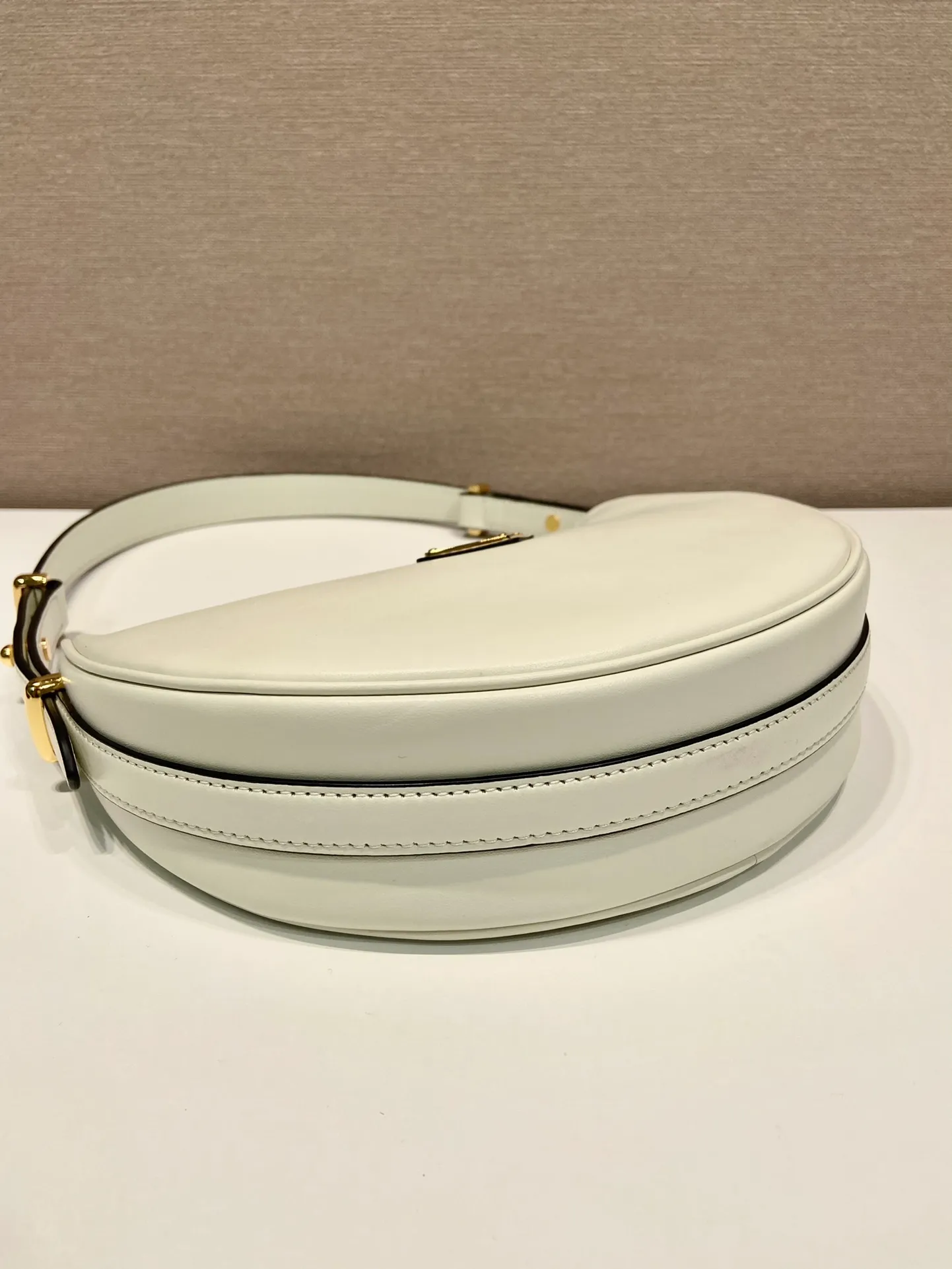 💰1700🎉Moon Handbag🎉1BC194 Double Shoulder Strap🎉🎉 This simple Moon handbag uses cowhide to bring out the modern and versatile charm. The curved body design is equipped with 2 long/short adjustable shoulder straps, making it easy to change the shape at will. It is equipped with imported lambskin inside, and the metal accessories add to the bright style. The upper body effect is very cool/fashionable. It is another popular style that will never go out of style🎉Babies, hurry up and get it🎉 Length 22.5x Height 18.5x Bottom 6.5cm