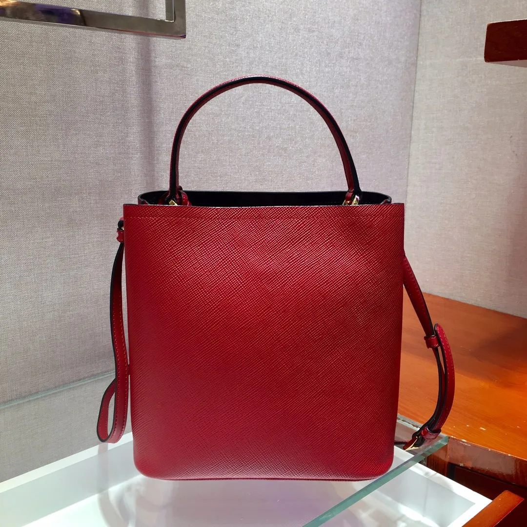 💰1840🔆Exclusive first release🔆1BA212💋Original item🤙🤙Made of imported Saffiano leather material, with detachable shoulder strap, leather nameplate and metal logo complement each other. Leather-covered central pocket with magnetic buckle. Saffiano leather triangle logo. Contrast color nappa leather lining. This Double handbag has an elegant style, eye-catching and unique. It is also a popular style🙋🏻🙋🏻Length 22X Height 23X Bottom 13
