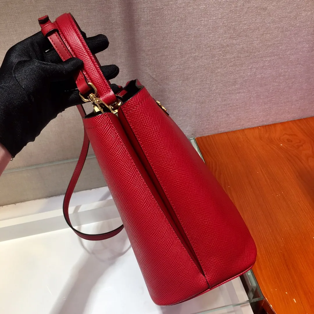 💰1840🔆Exclusive first release🔆1BA212💋Original item🤙🤙Made of imported Saffiano leather material, with detachable shoulder strap, leather nameplate and metal logo complement each other. Leather-covered central pocket with magnetic buckle. Saffiano leather triangle logo. Contrast color nappa leather lining. This Double handbag has an elegant style, eye-catching and unique. It is also a popular style🙋🏻🙋🏻Length 22X Height 23X Bottom 13