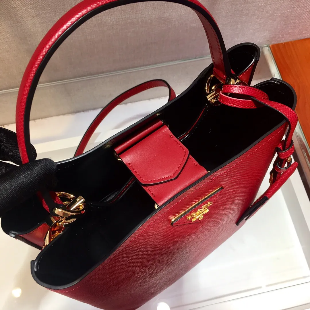 💰1840🔆Exclusive first release🔆1BA212💋Original item🤙🤙Made of imported Saffiano leather material, with detachable shoulder strap, leather nameplate and metal logo complement each other. Leather-covered central pocket with magnetic buckle. Saffiano leather triangle logo. Contrast color nappa leather lining. This Double handbag has an elegant style, eye-catching and unique. It is also a popular style🙋🏻🙋🏻Length 22X Height 23X Bottom 13