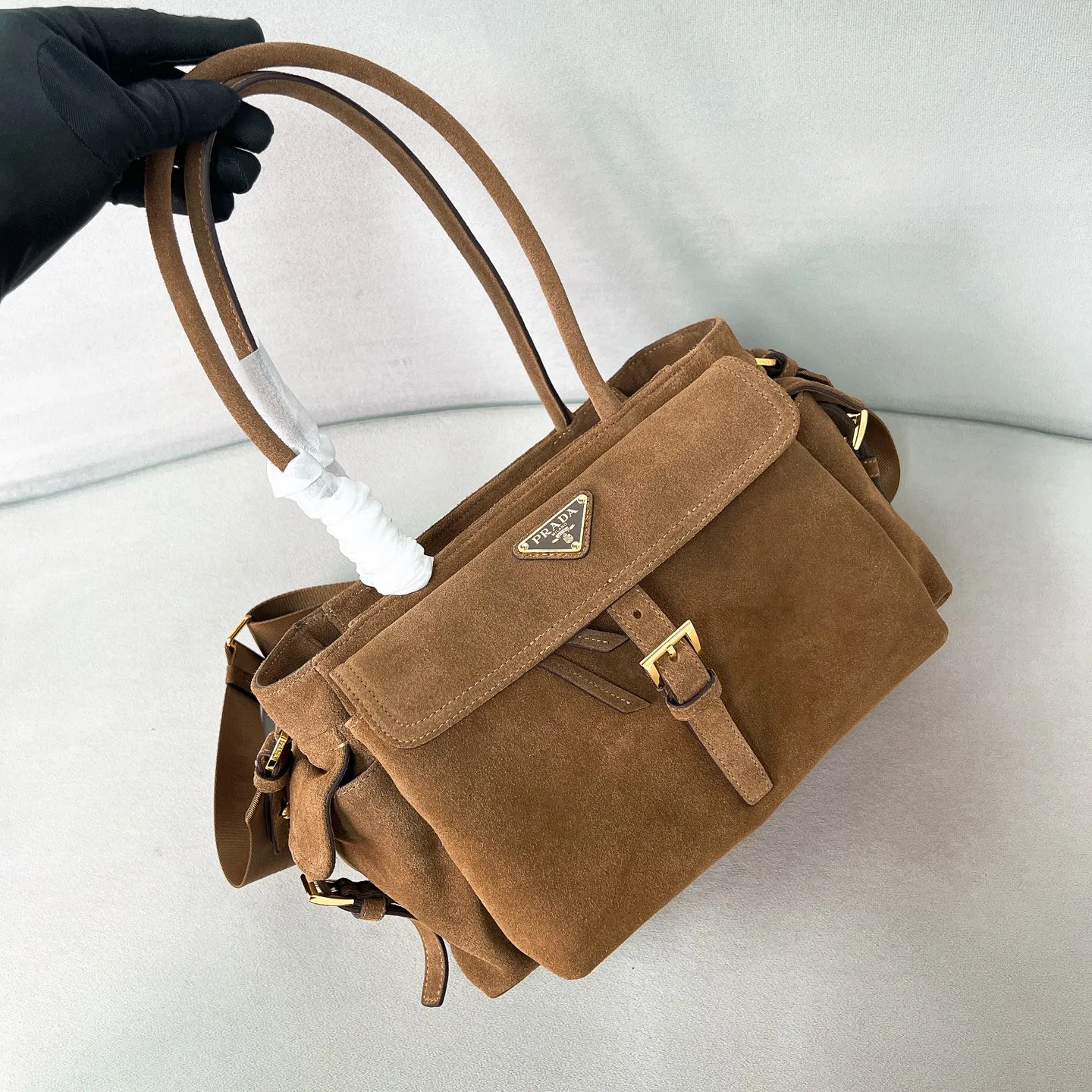 💰1520✨New product launch✨2025 new unisex Explore handbag 1BG596, super versatile and good-looking, fashionable people must buy it! Not only practical, lightweight but also good-looking, with super large capacity. Triangle signature + waterproof parachute nylon. Lightweight and practical design combines sports and versatile elements. Equipped with long handle ➕ detachable and adjustable webbing strap. The fluffy and soft shape goes well with clothes. The multi-pocket design meets the functional needs of traveling and commuting. It is simply great👏... Unisex style for both men and women🉑️ Size: 30*17*11cm Cocoa Brown