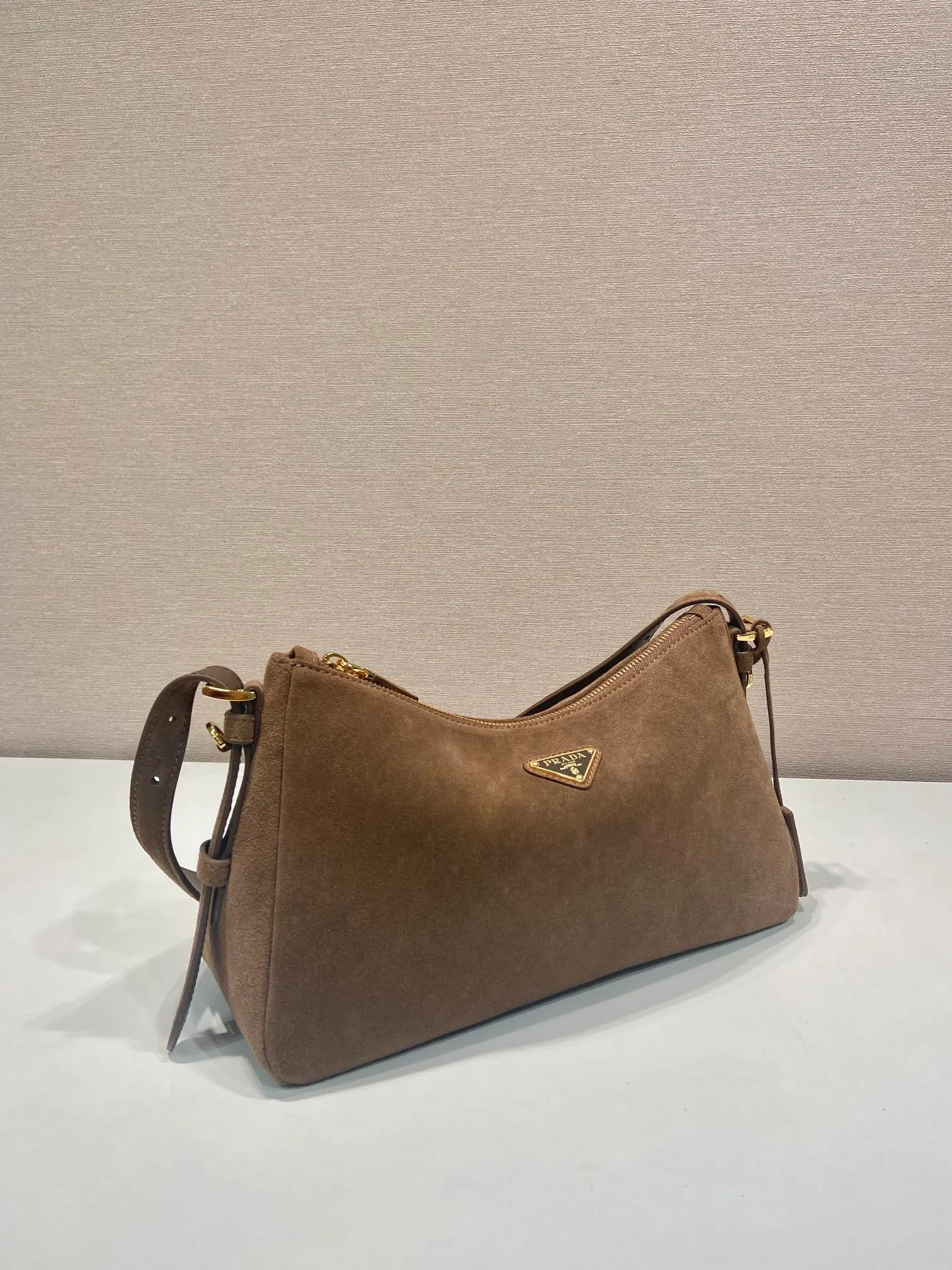 💰1460🎉New Aimee Underarm Bag🎉1BC229 Small Suede 🎉🎉 This leather Hobo underarm bag has a simple design and is made of imported suede (nubuck leather) with a metal triangular enamel logo on the front. It is equipped with a detachable leather shoulder strap. The leather is fine and soft, practical, lightweight, and has large capacity. 😂😂 High-end and versatile, another fashion hit. Hurry up and get it, it’s so beautiful👏👏 Length 31x Height 18x ​​Bottom 10cm