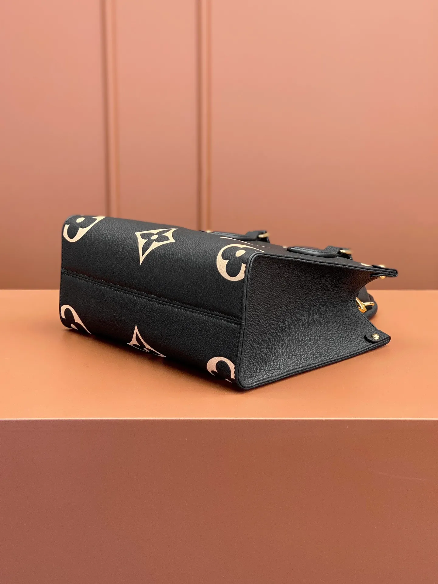 P¥1360👉nfc163C01 dynamic chip👈 [100% MB special grade, all-steel hardware, original leather] The Onthego small Tote bag draws inspiration from the 1968 classic Sac Plat handbag. It is made of Monogram Empreinte leather with Medium Bicolor Monogram pattern embossed to create a miniature version, which can store daily needs such as iPad Mini. Flexible handles and detachable shoulder strap enrich carrying options. Embossed grained cowhide One-grain cowhide trim One microfiber lining One zippered interior patch pocket One pair of interior pockets One riveted corner One removable, adjustable shoulder strap! ! Model: M45659; Size: 25x19x11.5CM