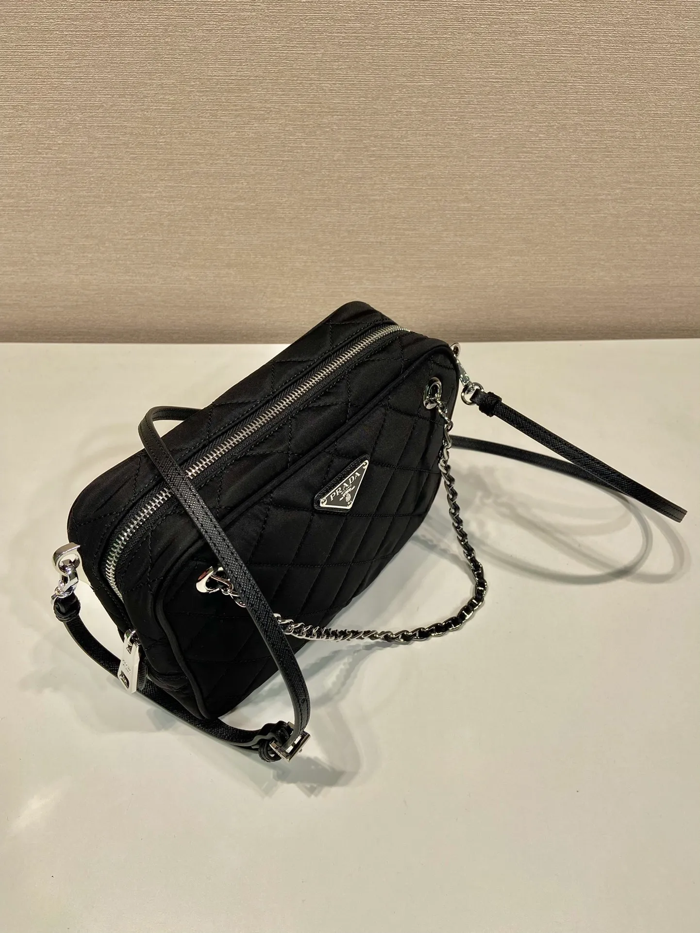 💰1260🎉Second-hand camera bag🎉1BD642🎉🎉 This second-hand camera bag is made of imported nylon fabric, white hardware, complex hand-stitched pattern design, equipped with 2 portable irons and a detachable and adjustable long shoulder strap. The upper body effect is cool and good-looking😝Simple, casual and fashionable, for babies. Hurry up and get it🎉🎉 Length 22x Height 16x Bottom 6.5cm🎉🎉🎉🎉