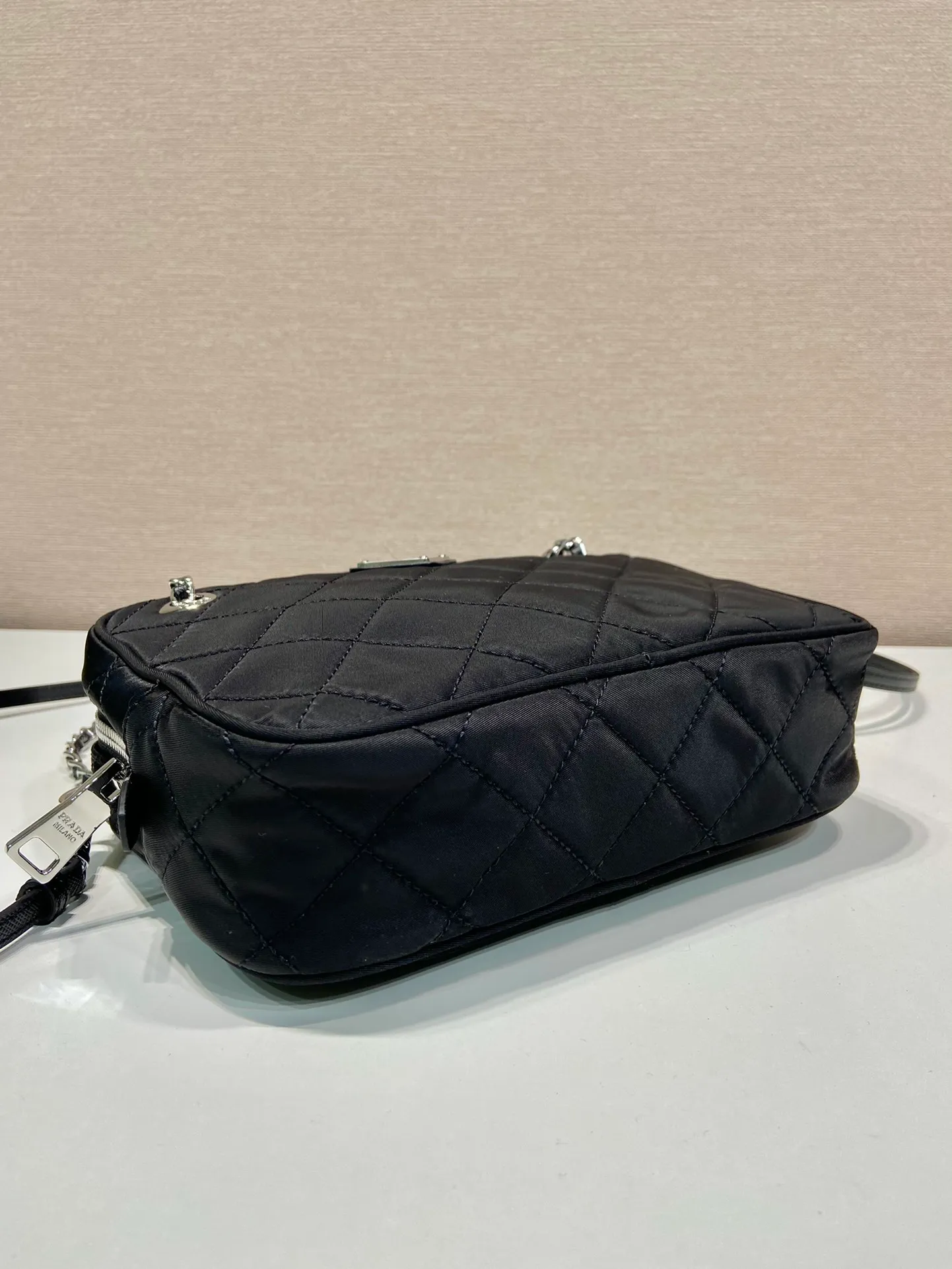 💰1260🎉Second-hand camera bag🎉1BD642🎉🎉 This second-hand camera bag is made of imported nylon fabric, white hardware, complex hand-stitched pattern design, equipped with 2 portable irons and a detachable and adjustable long shoulder strap. The upper body effect is cool and good-looking😝Simple, casual and fashionable, for babies. Hurry up and get it🎉🎉 Length 22x Height 16x Bottom 6.5cm🎉🎉🎉🎉