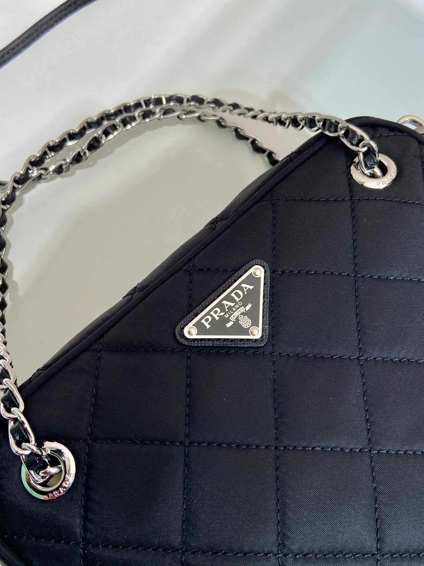 💰1260🎉Second-hand camera bag🎉1BD642🎉🎉 This second-hand camera bag is made of imported nylon fabric, white hardware, complex hand-stitched pattern design, equipped with 2 portable irons and a detachable and adjustable long shoulder strap. The upper body effect is cool and good-looking😝Simple, casual and fashionable, for babies. Hurry up and get it🎉🎉 Length 22x Height 16x Bottom 6.5cm🎉🎉🎉🎉