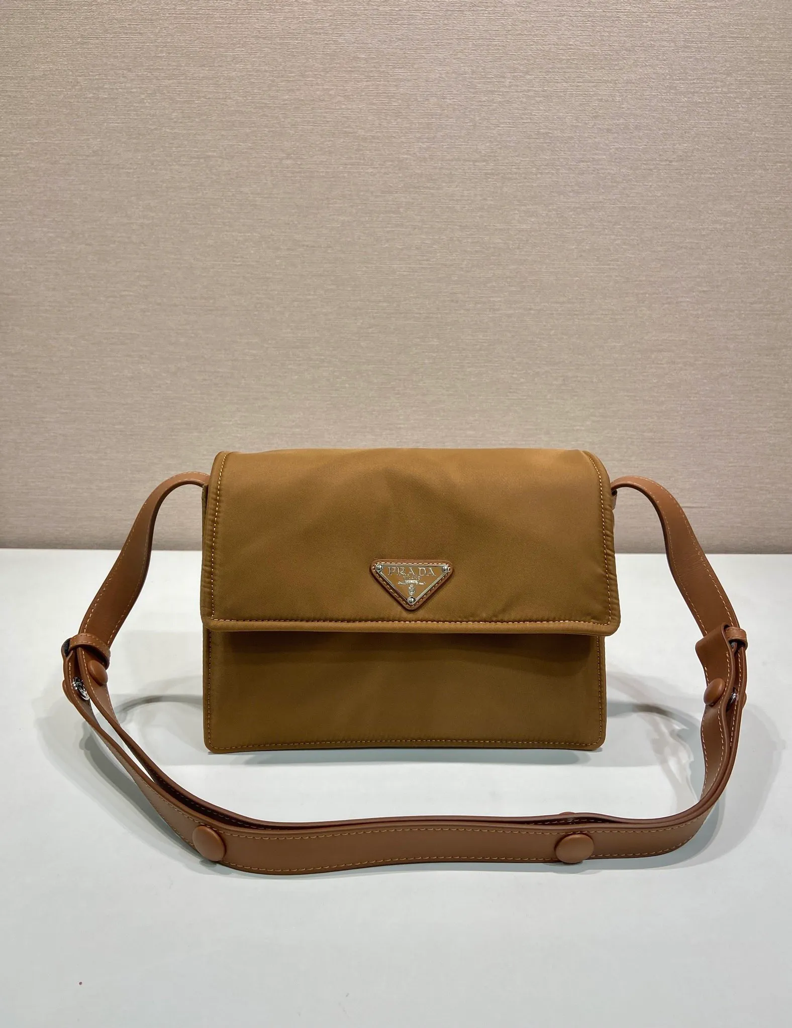 💰1120🎉The most popular mini messenger bag🎉New color/so cute😘This shoulder bag is made of unique padded nylon, and is equipped with an adjustable leather shoulder strap and a back pocket. The metal accessories give a touch of bright color and is low-key overall. Luxurious and versatile, the only difference is that it is not detachable. This design is more simple, but the style is still the same. 🙊🙊If you like babies, hurry up and get it. It is unisex and a popular style that will never go out of style. 👏👏Mini size🙊 Style number 1BD258, length 23.5x18x bottom 11cm