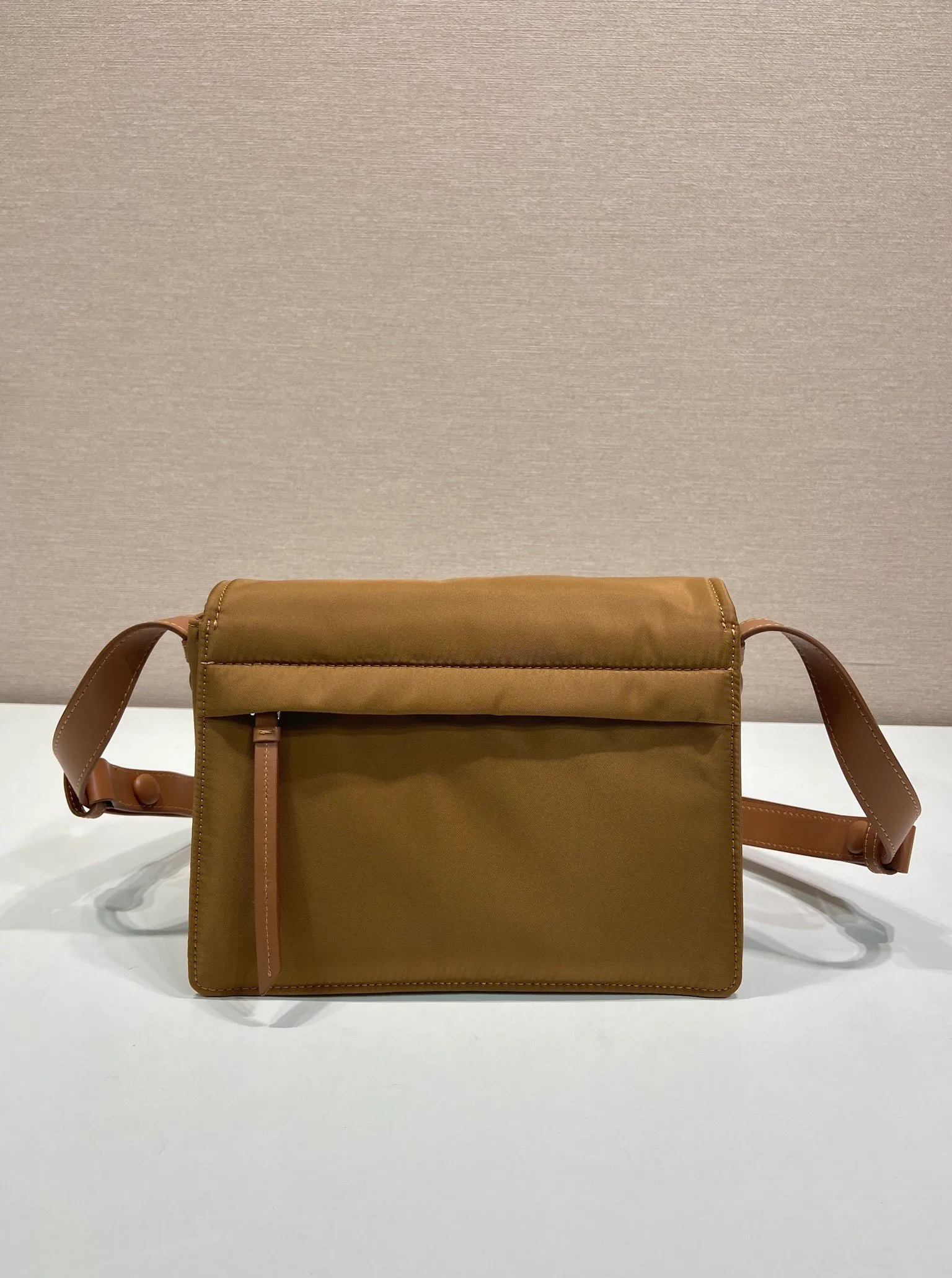 💰1120🎉The most popular mini messenger bag🎉New color/so cute😘This shoulder bag is made of unique padded nylon, and is equipped with an adjustable leather shoulder strap and a back pocket. The metal accessories give a touch of bright color and is low-key overall. Luxurious and versatile, the only difference is that it is not detachable. This design is more simple, but the style is still the same. 🙊🙊If you like babies, hurry up and get it. It is unisex and a popular style that will never go out of style. 👏👏Mini size🙊 Style number 1BD258, length 23.5x18x bottom 11cm