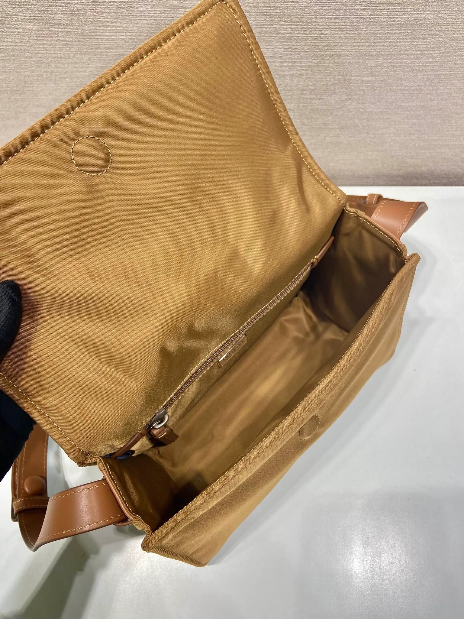 💰1120🎉The most popular mini messenger bag🎉New color/so cute😘This shoulder bag is made of unique padded nylon, and is equipped with an adjustable leather shoulder strap and a back pocket. The metal accessories give a touch of bright color and is low-key overall. Luxurious and versatile, the only difference is that it is not detachable. This design is more simple, but the style is still the same. 🙊🙊If you like babies, hurry up and get it. It is unisex and a popular style that will never go out of style. 👏👏Mini size🙊 Style number 1BD258, length 23.5x18x bottom 11cm