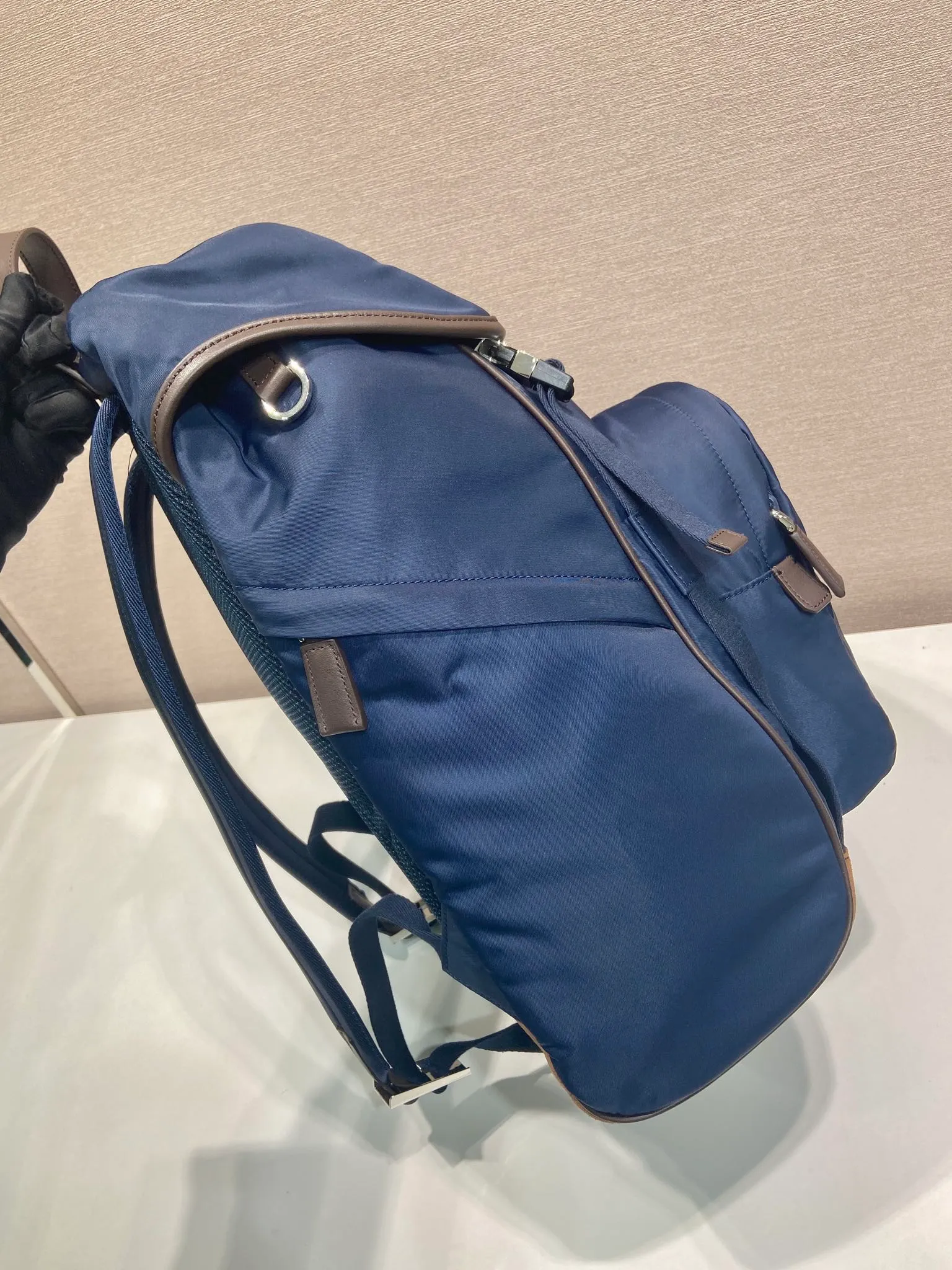 💰1460🎉New Backpack🎉2VZ135A New Product🎉🎉 This backpack is designed in a sports style and is decorated with suede details/calfskin/imported nylon fabric. It has large capacity and shows a flexible and versatile modern style. The colors are mixed and matched, very fashionable and beautiful😘😘Handsome guys, hurry up and get it🎉🎉 Length 27x Height 45x Bottom 17cm🎉🎉🎉💰💰💰