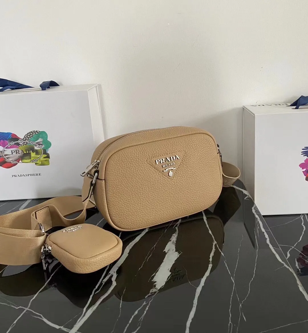 P1160¥ [Top original order] 🎉New camera crossbody bag🎉1BH182 has arrived🎉🎉This crossbody bag is made of imported deerskin grain cowhide and equipped with an adjustable long shoulder strap. My favorite It’s a small bag on the shoulder strap😘It’s perfect😘, it has a large capacity, is simple and elegant, and feels super soft🎉Hurry up and get it🎉Dimensions: length 22x height 14.5x bottom 8cm🎉🎉🎉👏👏👏!