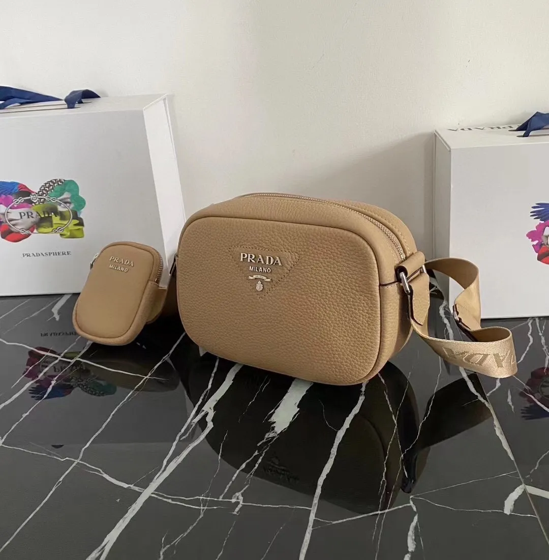 P1160¥ [Top original order] 🎉New camera crossbody bag🎉1BH182 has arrived🎉🎉This crossbody bag is made of imported deerskin grain cowhide and equipped with an adjustable long shoulder strap. My favorite It’s a small bag on the shoulder strap😘It’s perfect😘, it has a large capacity, is simple and elegant, and feels super soft🎉Hurry up and get it🎉Dimensions: length 22x height 14.5x bottom 8cm🎉🎉🎉👏👏👏!