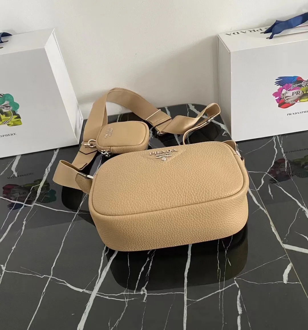 P1160¥ [Top original order] 🎉New camera crossbody bag🎉1BH182 has arrived🎉🎉This crossbody bag is made of imported deerskin grain cowhide and equipped with an adjustable long shoulder strap. My favorite It’s a small bag on the shoulder strap😘It’s perfect😘, it has a large capacity, is simple and elegant, and feels super soft🎉Hurry up and get it🎉Dimensions: length 22x height 14.5x bottom 8cm🎉🎉🎉👏👏👏!
