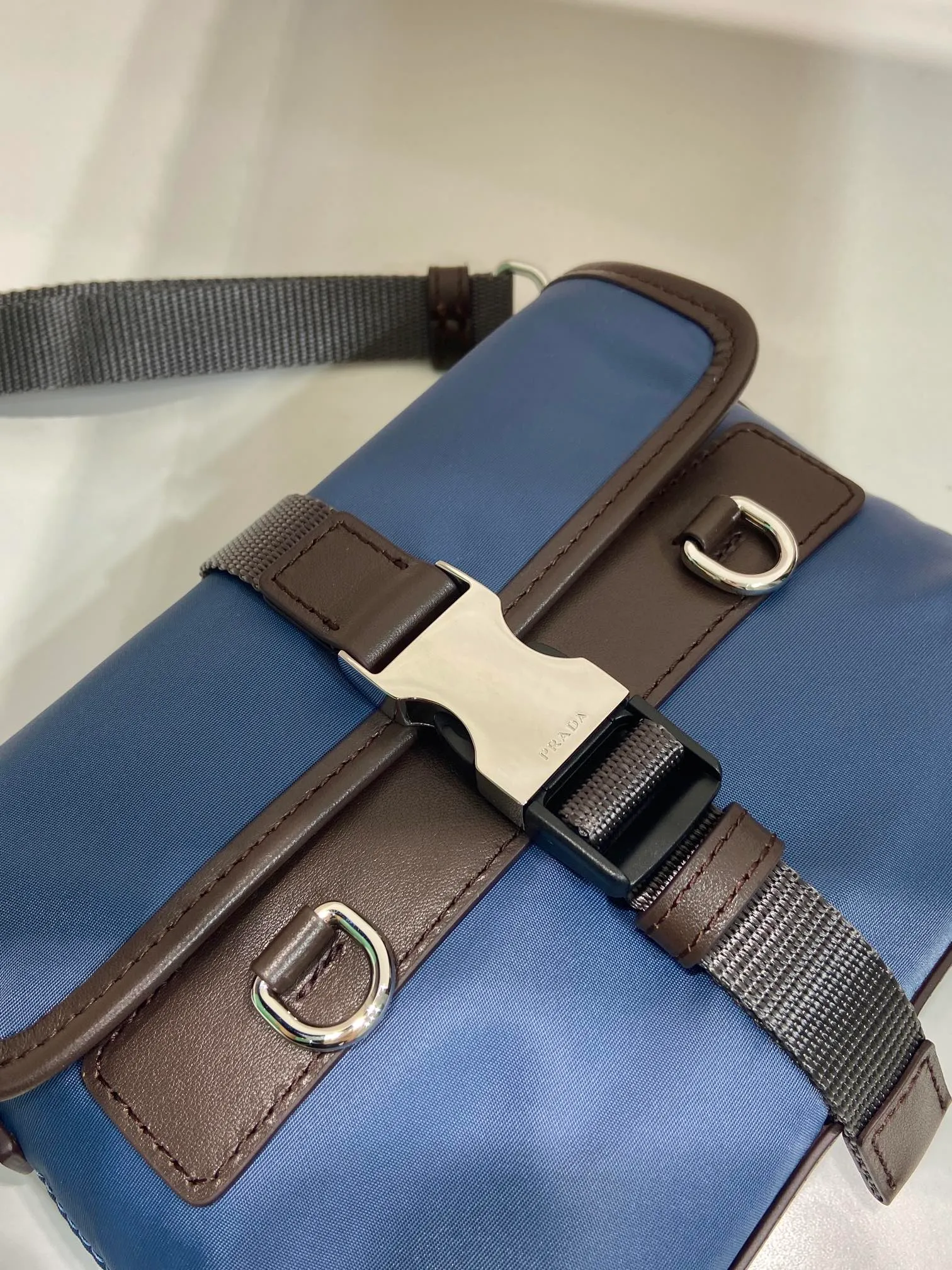 💰920🎉New 🎉2ZT071 Cell Phone Case🎉🎉 This sophisticated and modern smartphone case is made of Re-Nylon. Versatile accessory with leather details and practical removable and adjustable shoulder strap. An enameled metal triangle logo adds a signature note. Equipped with two card slots🎉🎉, the upper body effect is fashionable and classy, ​​hurry up and get it, it is another popular style that will never go out of style🎉🎉 Length 19x height 13x bottom 5.5cm🎉🎉🎉💰💰💰