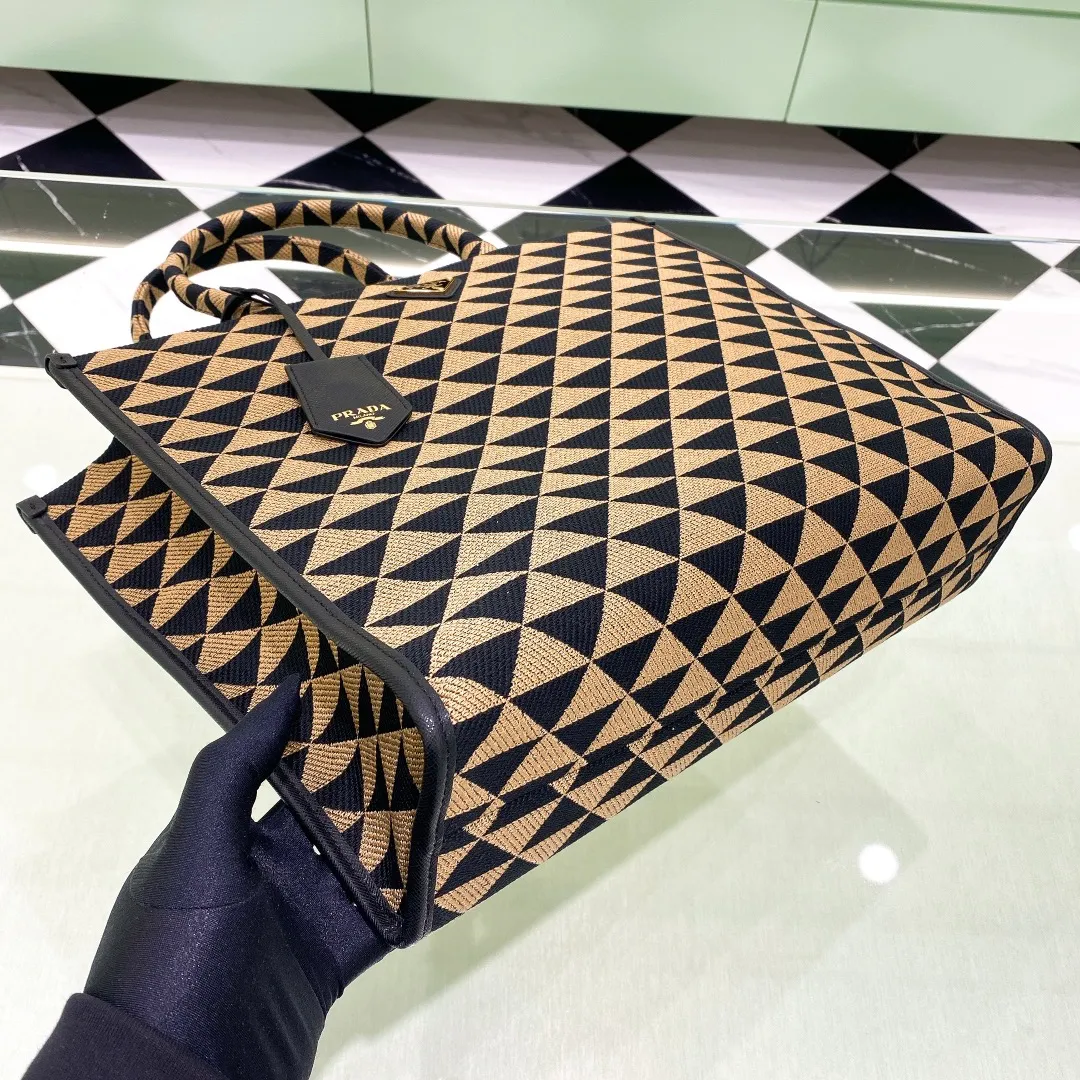 💰1560✨New product launch✨🌟New product, new series embroidered triangle plaid tote bag 1BA356 large size. The new fashion favorite tote bag that is popular all over the world. The whole body of the bag is embroidered with triangular geometric patterns and imported cross-grain cowhide trimming. The overall bag body is simple, elegant and luxurious in texture. The golden triangle logo on the front is added with Saffiano cowhide name plate. The capacity is super large and satisfying. It is a must-have tote bag for little fairies. It is full of bonus points. Large size 39*31*11cm