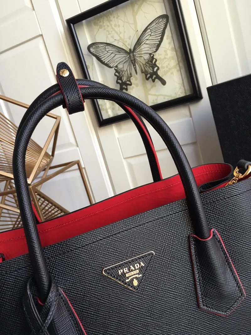 💰2040, P’s classic model 1BG775 black, arrived in [color][color][color], fully upgraded, using imported thick cross-grain cow + contrasting calf leather inside, top brushed hardware, color matching handle, 175 OEM code, a timeless shopping bag [naughty][naughty][naughty], fashionable and generous, length 33x height 24.5x bottom 14cm