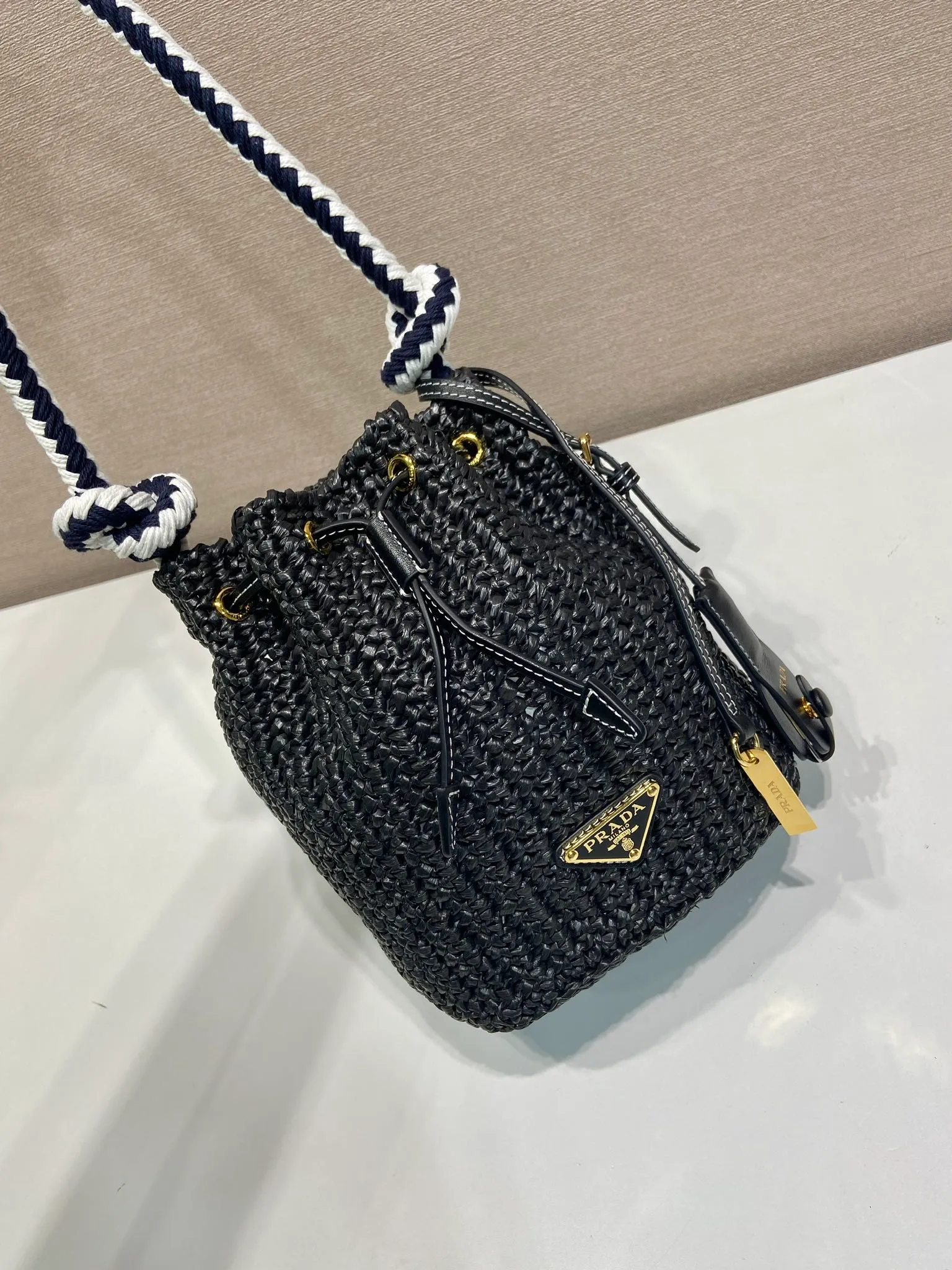 💰1360🎉New woven 🎉1BE068 bucket bag🎉🎉 This woven bucket bag is made of imported raffia material. Purely handwoven. Cotton rope carry handles. Detachable and adjustable leather shoulder strap. Detachable leather keychain, metal hardware accessories, drawstring closure, large capacity, it is a popular style that will never go out of style, hurry up and get it🎉🎉 Length 19.5x Height 15.5x Bottom 10cm🎉🎉🎉💰💰💰