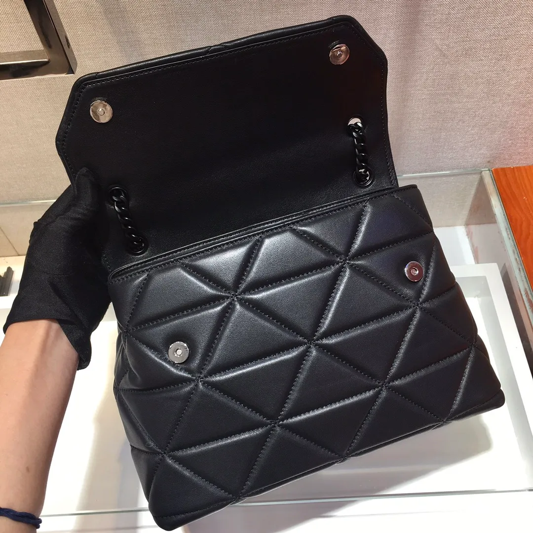 💰1840🎉Exclusive first release🎉1BD231 large size😘😘✨Original item👍Made of imported lambskin, complex hand-embroidered 👍Super soft to the touch😘😘Hardware with same color finish, chain, letter logo. The chain of the same color comes with a leather shoulder strap, which can be worn diagonally or on one shoulder😘😘The three compartment design meets exquisite storage needs, is lightweight and practical, and has a large space capacity. It can be worn with everyday clothes, so beautiful🙊🙊Hurry up, goddesses😘😘Length 27xHeight 18.5xBottom 9cm👏👏👏💰💰💰
