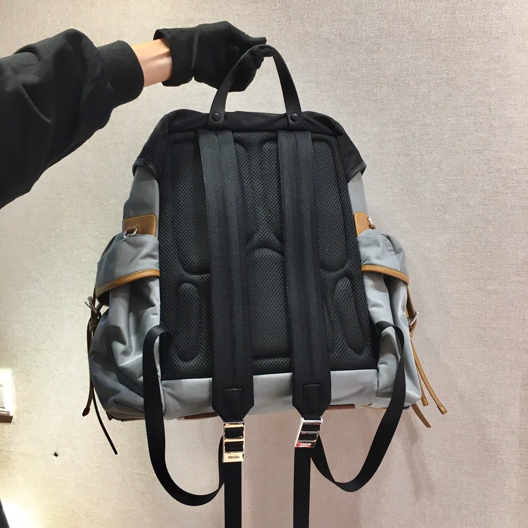 💰1860🎉New Backpack🎉2VZ074 Backpack👏👏 Made of fabric with Saffiano leather trim, it presents a functional and modern design. The backpack is equipped with multiple pockets. The contrasting colors and contrasting materials make the bag look eye-catching and charming. The space capacity is particularly large. The upper body effect is unparalleled, fashionable and elegant. Complex handcrafting and exquisite workmanship. Men, hurry up and get it. 😘😘 Length 37 height 42x bottom 17cm