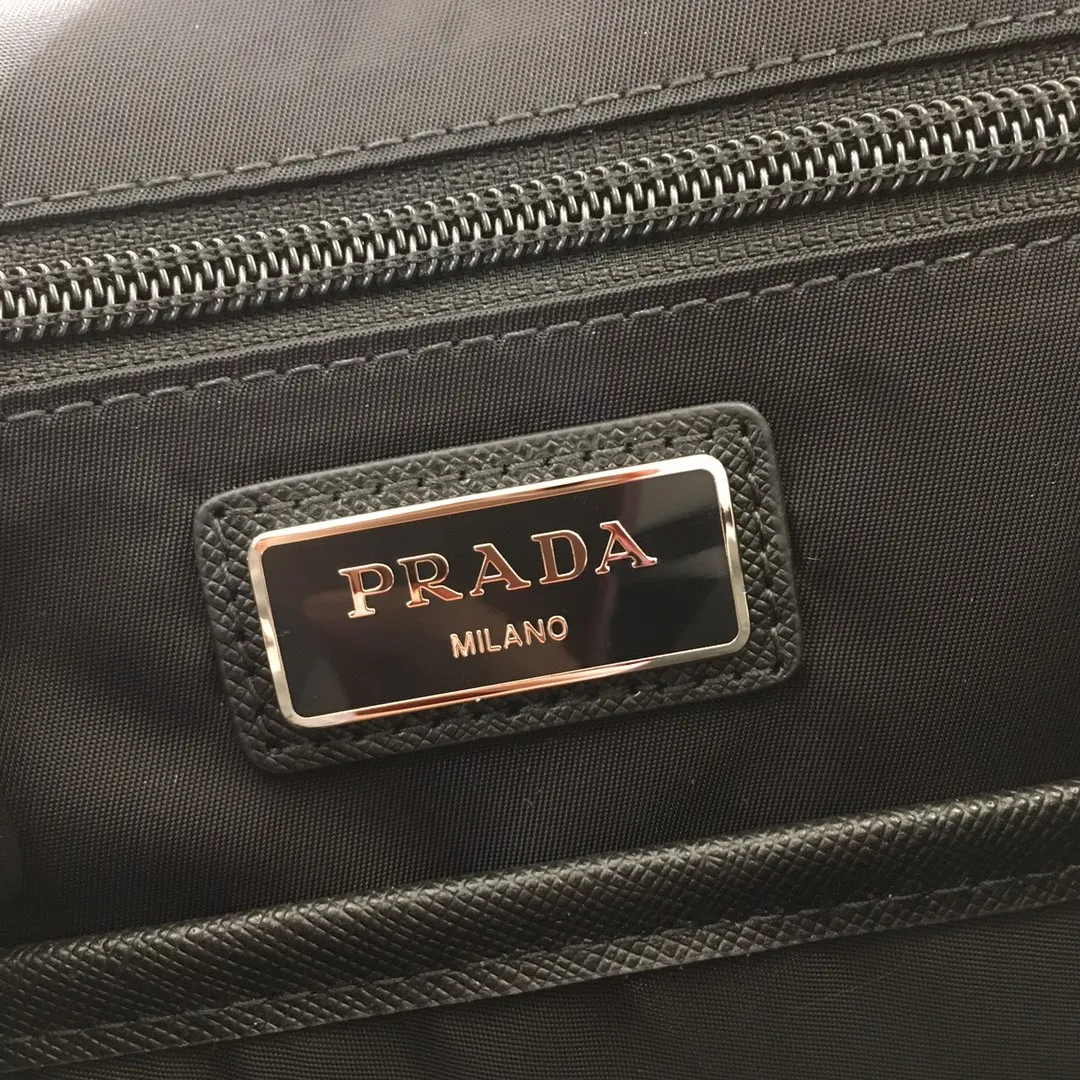 💰1860🎉New Backpack🎉2VZ074 Backpack👏👏 Made of fabric with Saffiano leather trim, it presents a functional and modern design. The backpack is equipped with multiple pockets. The contrasting colors and contrasting materials make the bag look eye-catching and charming. The space capacity is particularly large. The upper body effect is unparalleled, fashionable and elegant. Complex handcrafting and exquisite workmanship. Men, hurry up and get it. 😘😘 Length 37 height 42x bottom 17cm