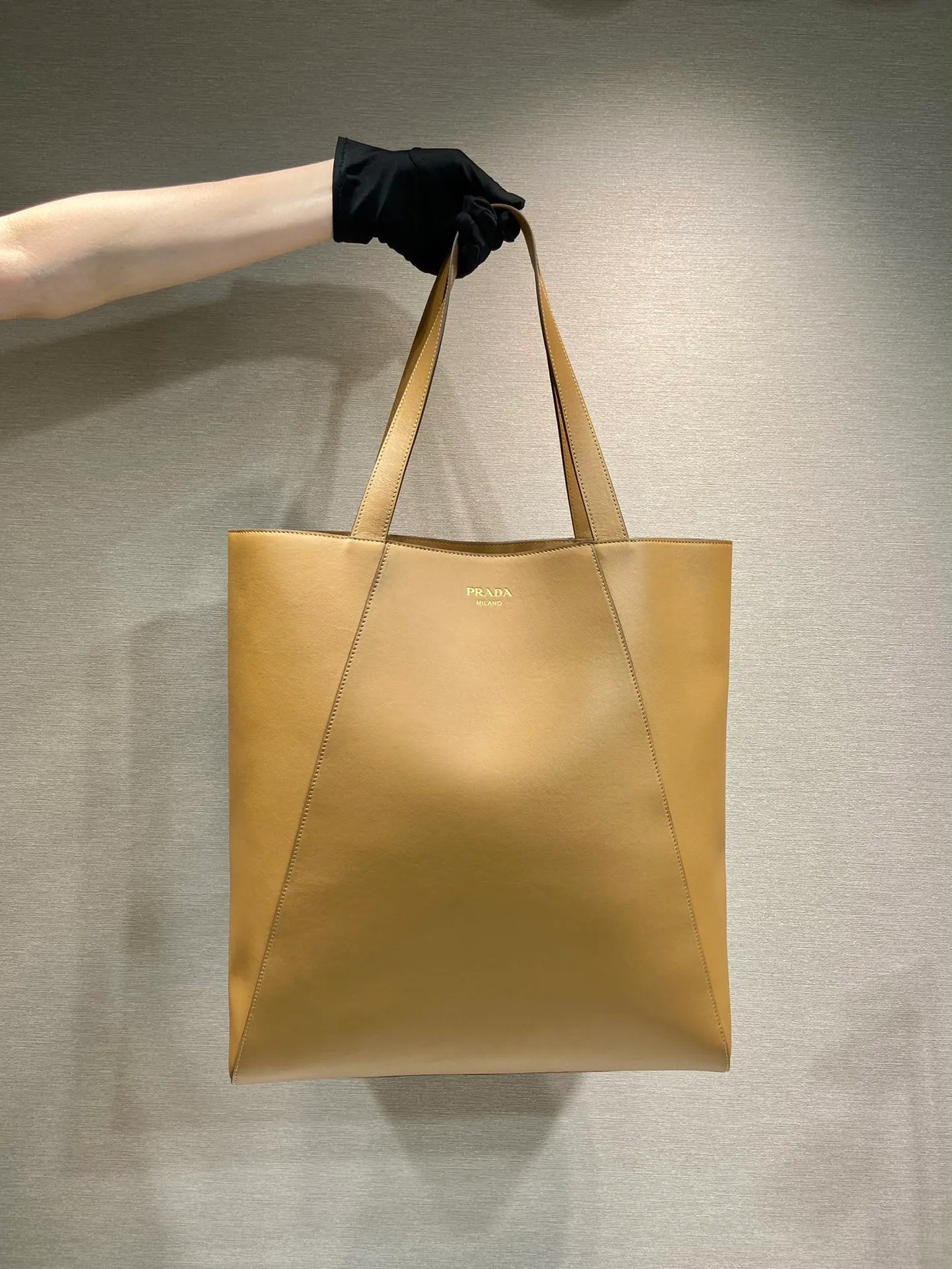 💰1920🎉New tote bag🎉2VG122🎉🎉 This tote bag adopts simple geometric line design, highlighting modern casual personality. Made from leather, it has a roomy silhouette with a soft texture, multiple interior pockets and is embellished with a monogrammed logo. Large capacity, light and practical, hurry up and get it🎉🎉 Length 38x Height 42x Bottom 17cm🎉🎉🎉💰💰💰