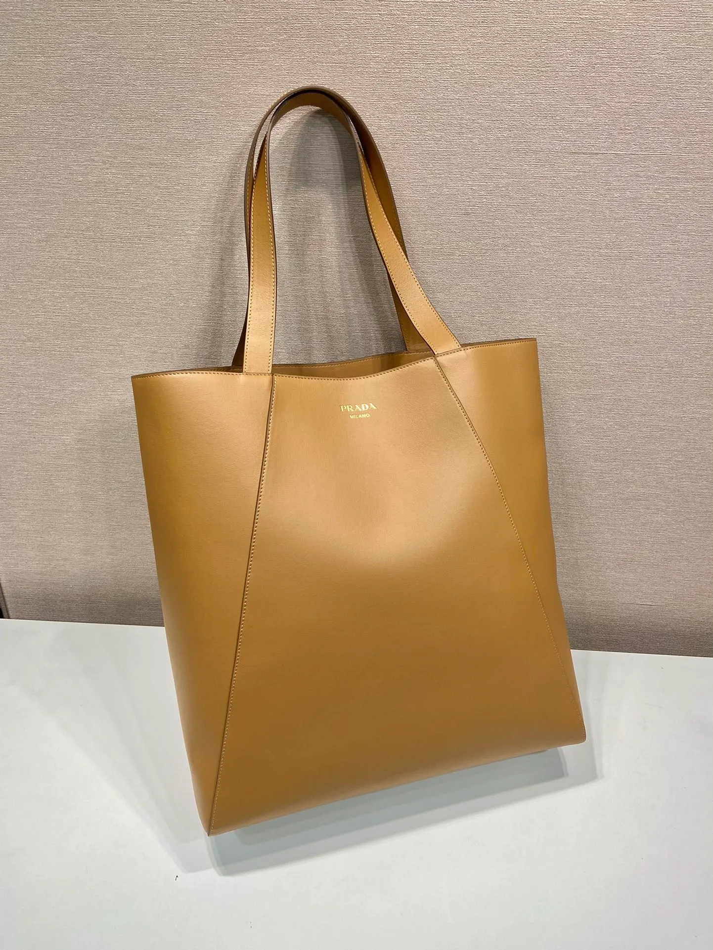 💰1920🎉New tote bag🎉2VG122🎉🎉 This tote bag adopts simple geometric line design, highlighting modern casual personality. Made from leather, it has a roomy silhouette with a soft texture, multiple interior pockets and is embellished with a monogrammed logo. Large capacity, light and practical, hurry up and get it🎉🎉 Length 38x Height 42x Bottom 17cm🎉🎉🎉💰💰💰