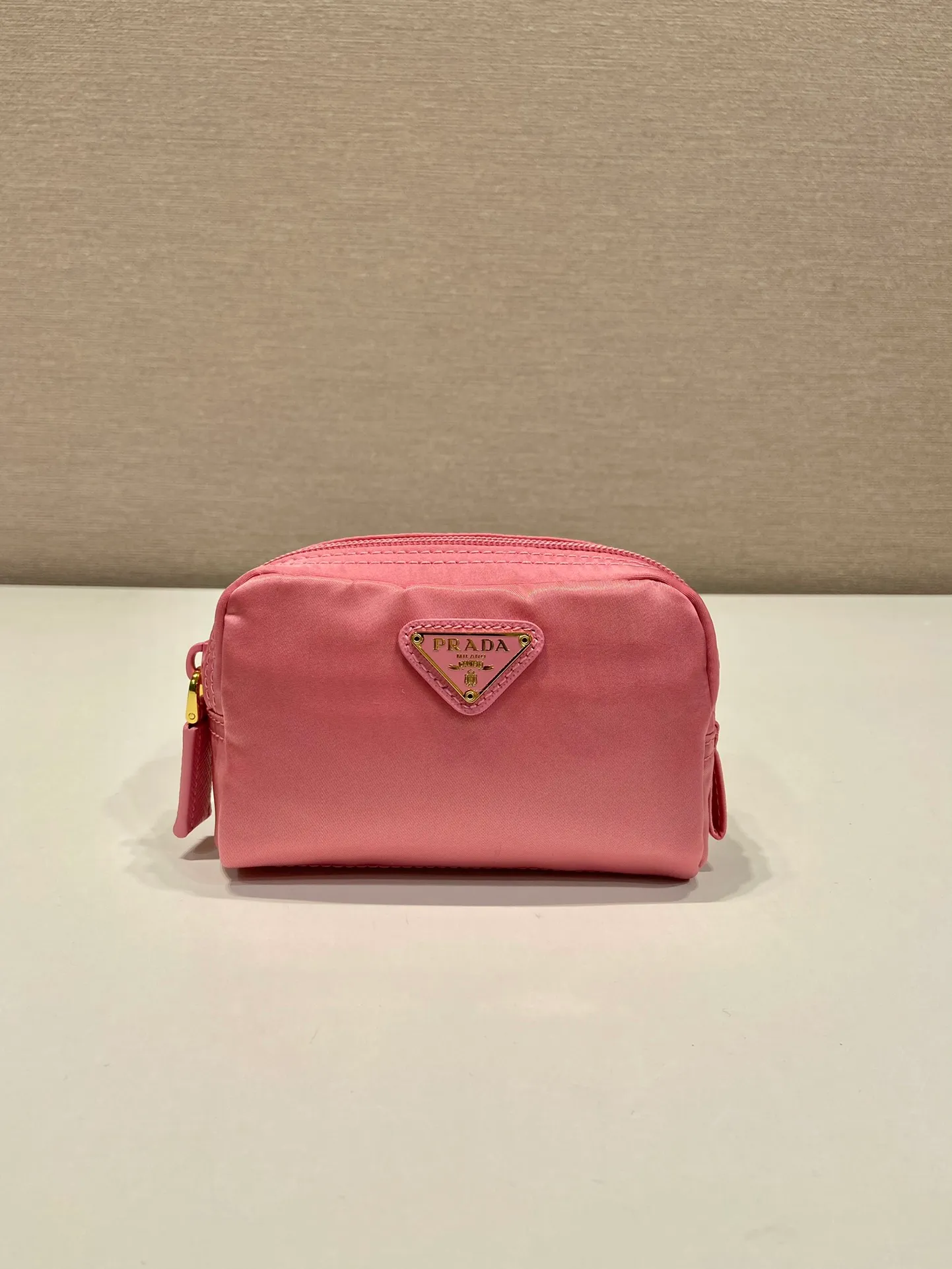 💰280🎉Small clutch🎉1NA339/K gold new product🎉🎉 This clutch is made of innovative Prada Re-Nylon regenerated nylon. The bag has a zipper design, the inner pocket is equipped with a zipper pocket, top-grade hardware, large capacity space, cards/car keys🔑/lipstick💄/all no problem, babies, the little handbag you have been longing for has arrived👏👏 Length 12x Height 8x Bottom 3.5cm🎉🎉🎉👏👏👏